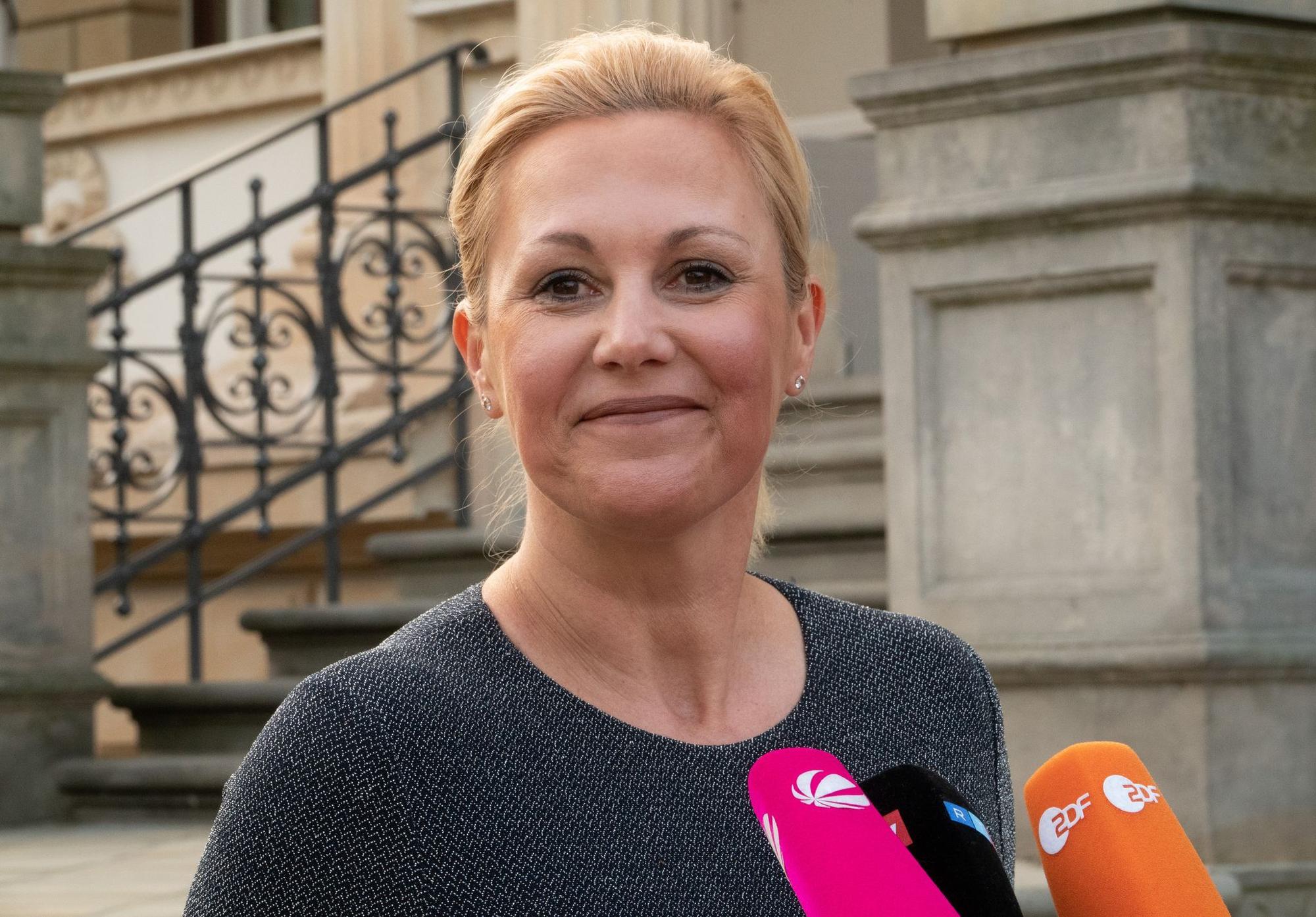 Bettina Wulff posiert für Fotografen.