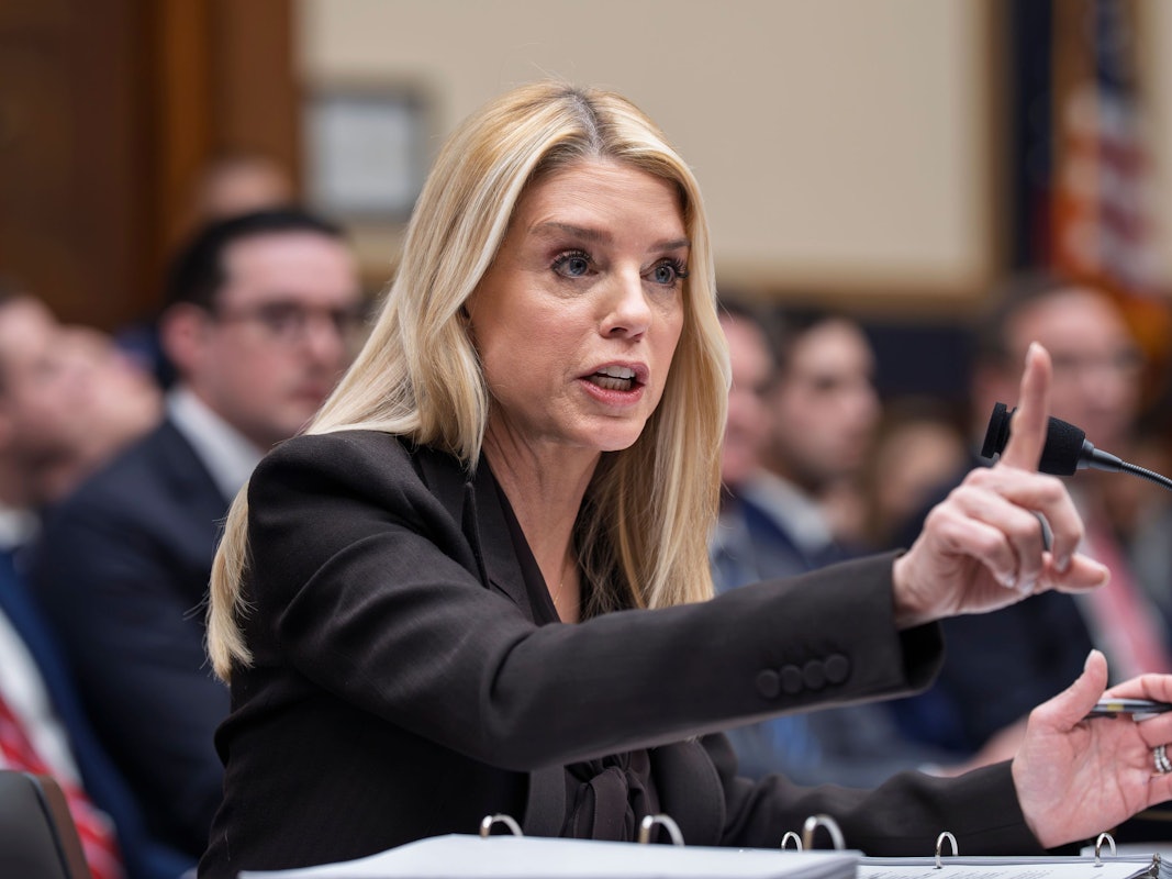US-Justizministerin Pam Bondi gestikuliert vor einem Mikrofon.