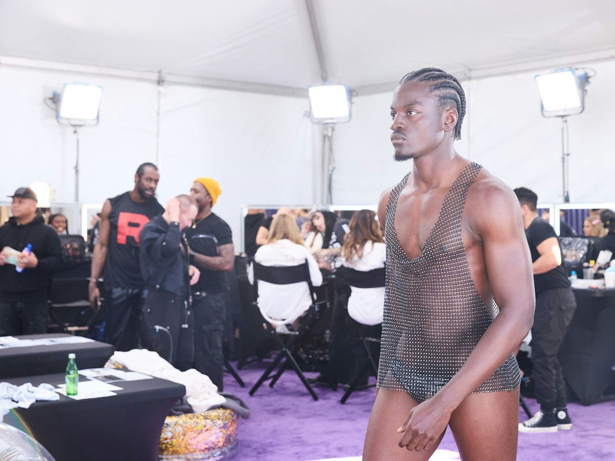 Ibo und die anderen Models präsentieren knappe Bademode. (Bild: ProSieben/Max Montgomery)