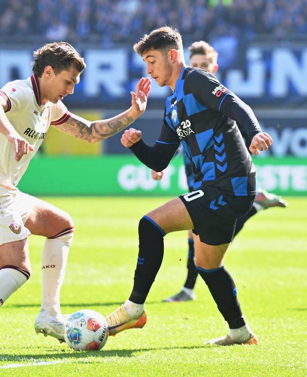 Stefano Marino (r, SC Paderborn 07) versucht an Julian Pauli (l, Dynamo Dresden) vorbeizukommen.