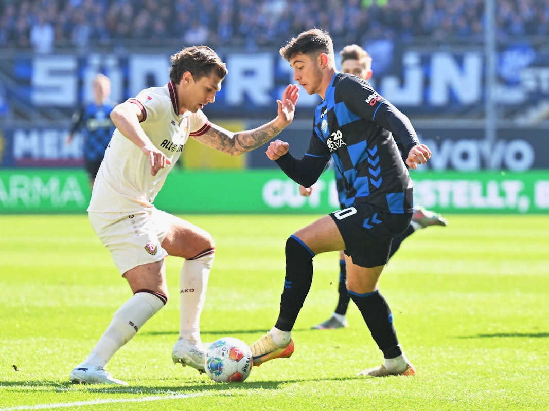 Stefano Marino (r, SC Paderborn 07) versucht an Julian Pauli (l, Dynamo Dresden) vorbeizukommen.