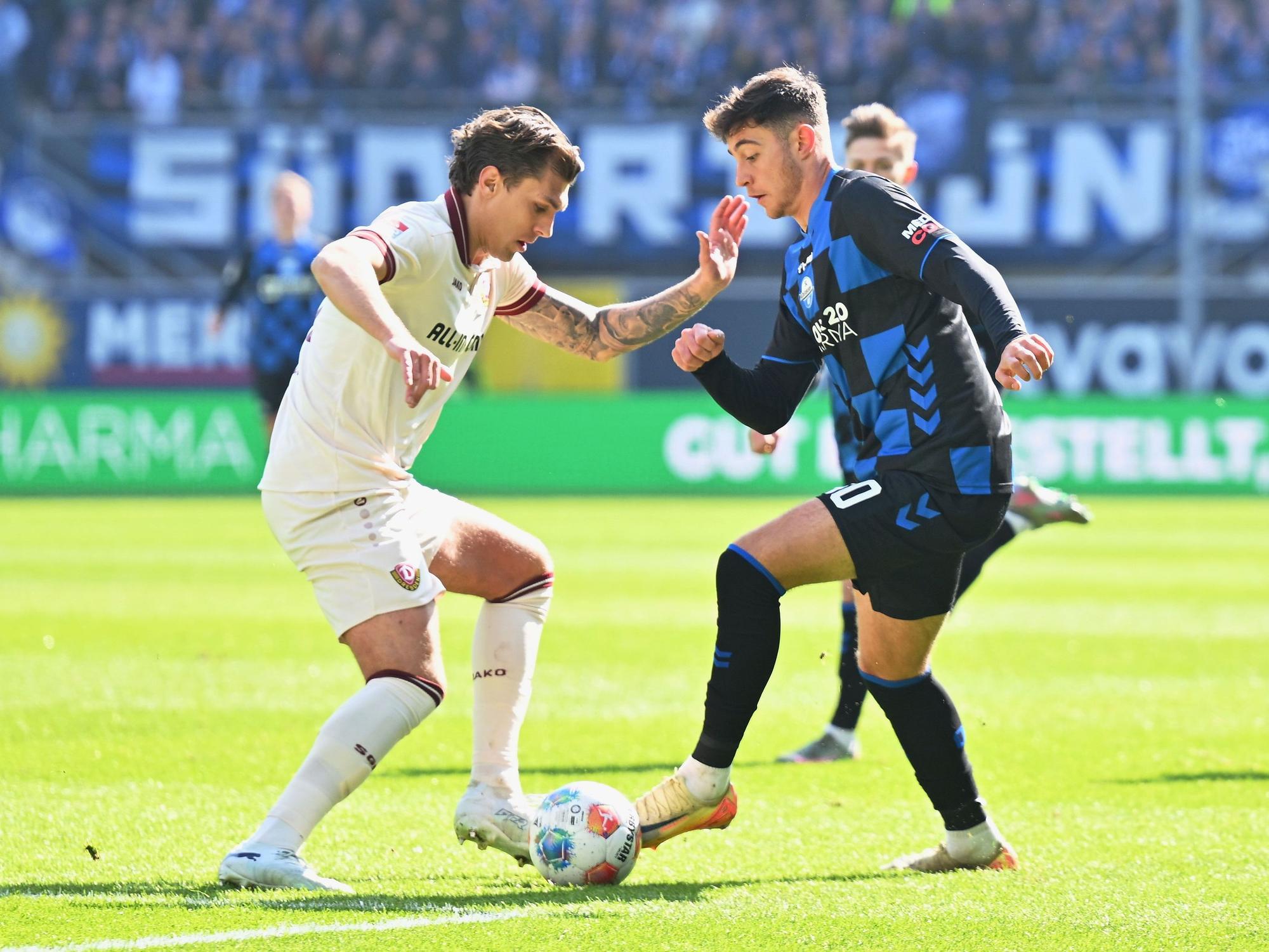 Stefano Marino (r, SC Paderborn 07) versucht an Julian Pauli (l, Dynamo Dresden) vorbeizukommen.