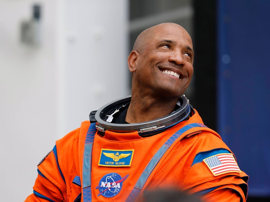 Astronaut Victor Glover in einem Raumanzug