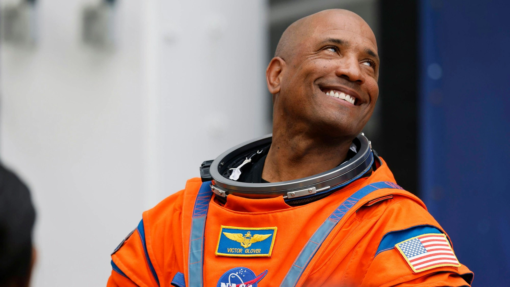 Astronaut Victor Glover in einem Raumanzug