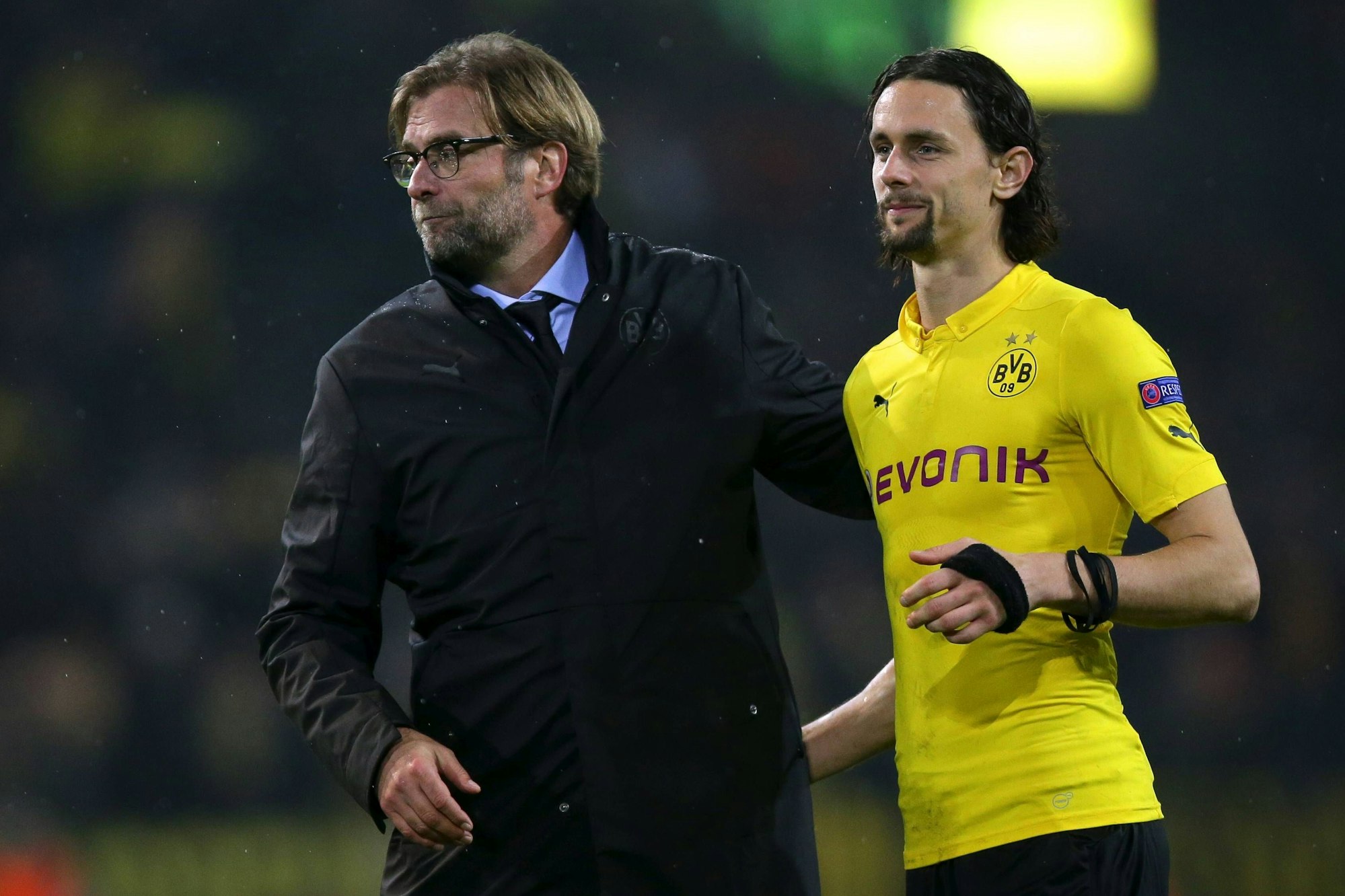 Jürgen Klopp bedankt sich bei Neven Subotic nach einem Champions-League-spiel.