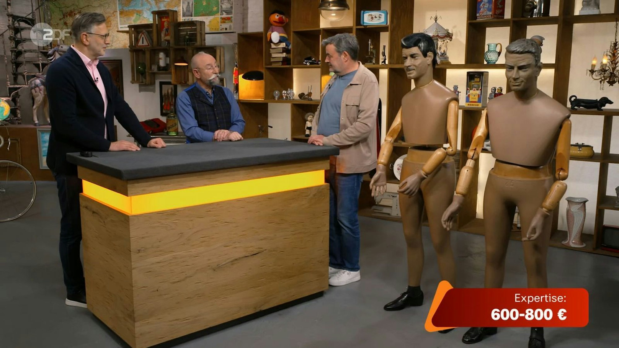 Bis zu 800 Euro Erlös könnten die Puppen bringen, überraschte Experte Detlev Kümmel (links) den Verkäufer.
(Bild: ZDF)