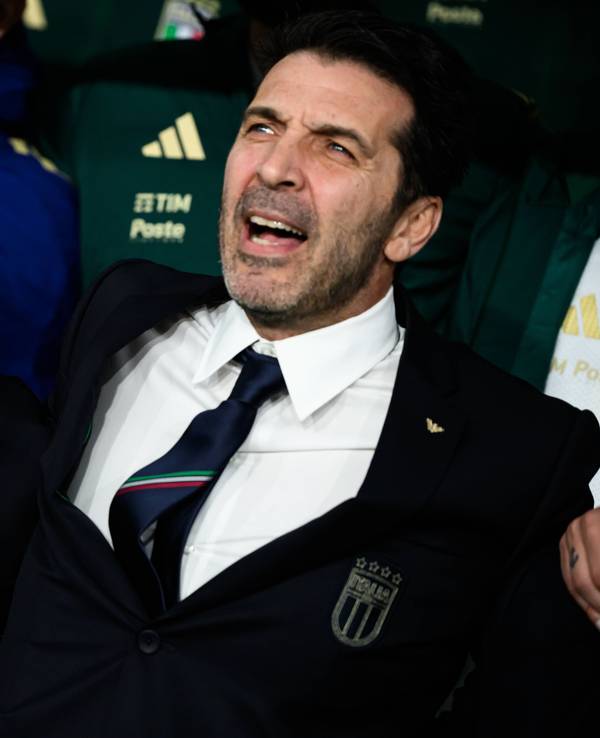 Gennaro Gattuso und Gianluigi Buffon singen die Hymne.