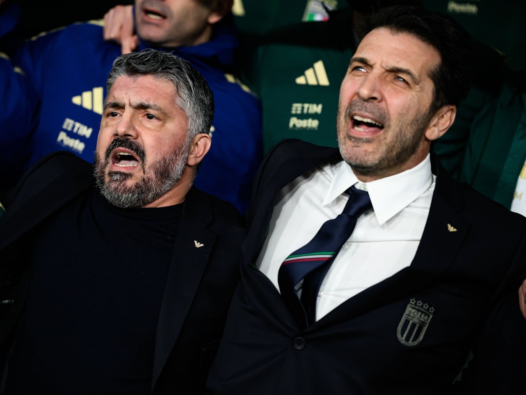 Gennaro Gattuso und Gianluigi Buffon singen die Hymne.