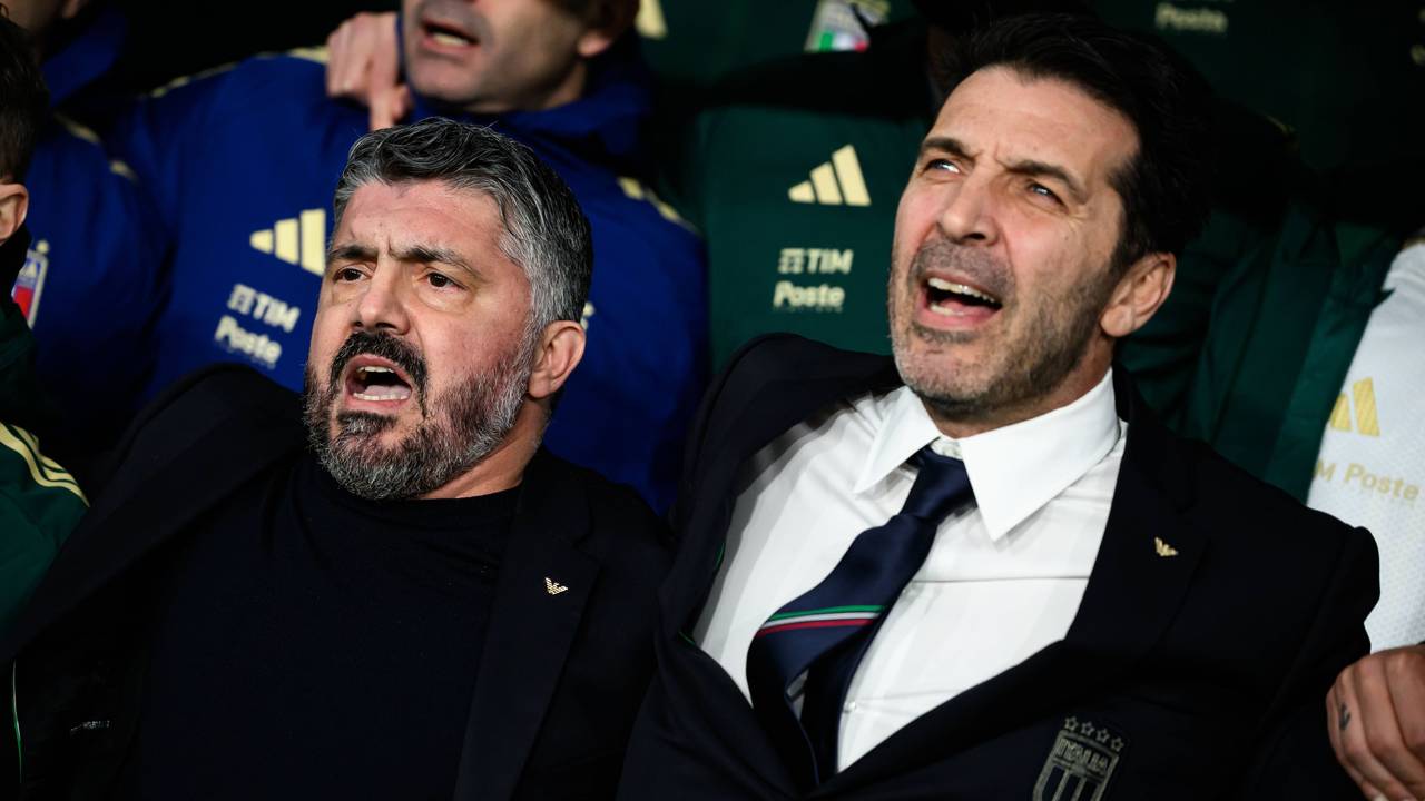 Gennaro Gattuso und Gianluigi Buffon singen die Hymne.