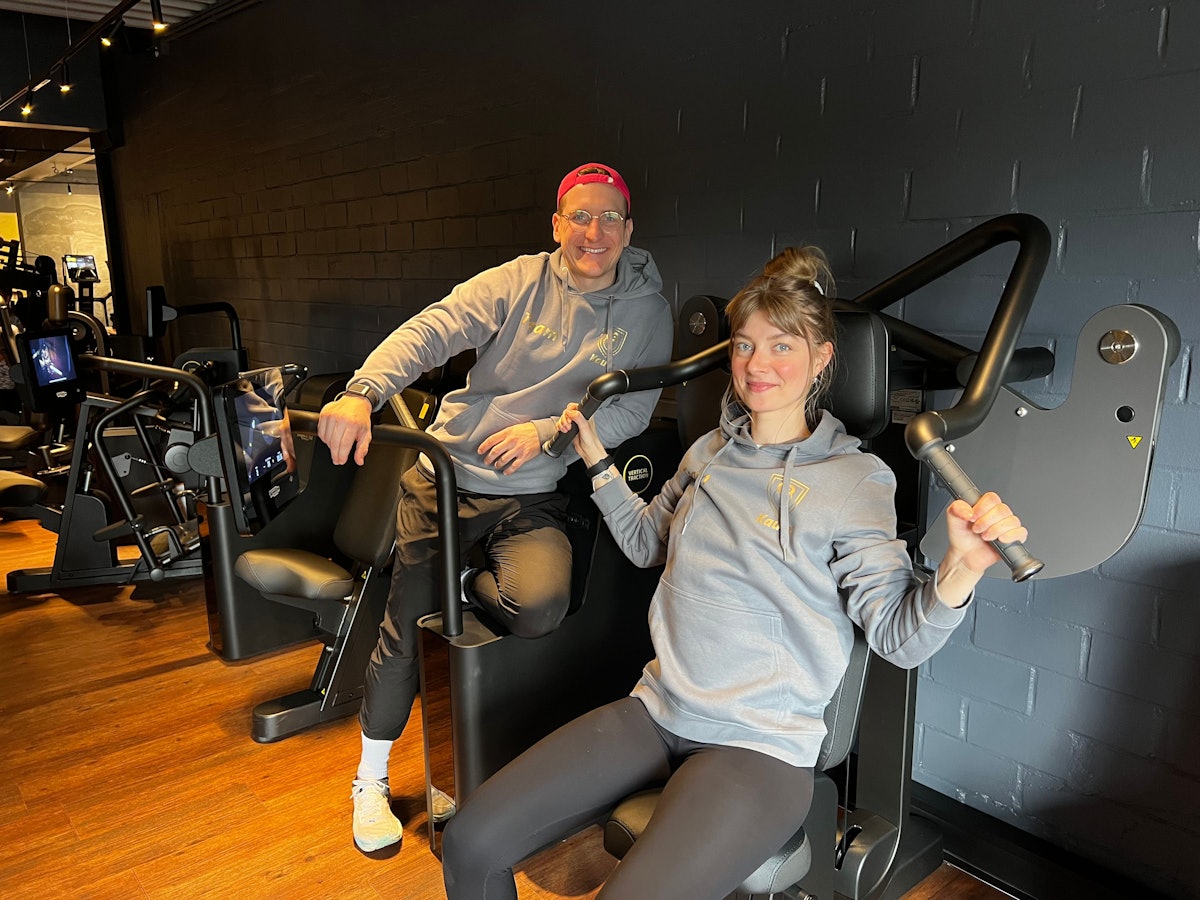 Mira und Freddy vom Sportcenter Kautz zeigen, wie wir jetzt unsere Problemzonen bekämpfen.