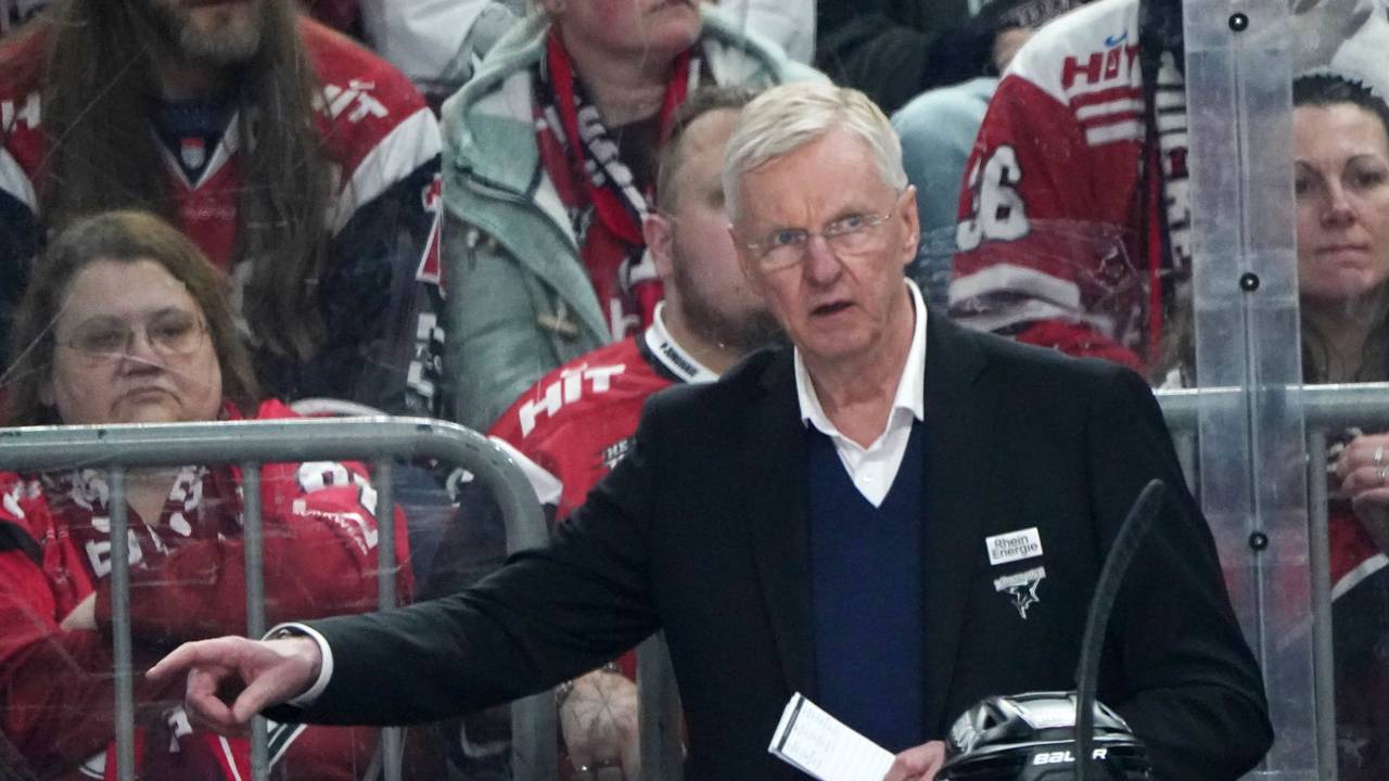 Kari Jalonen gibt Anweisungen an der Seitenlinie.