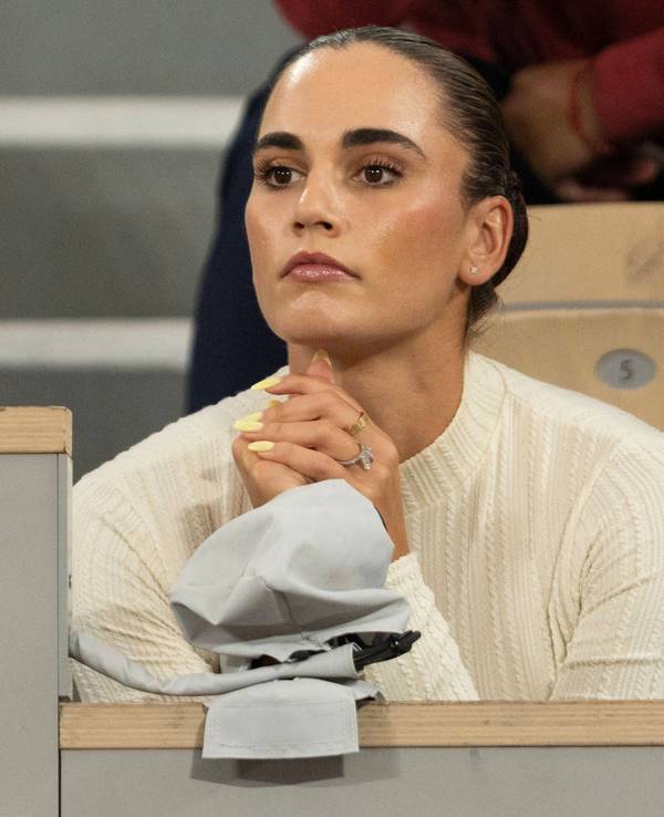Maria Mateas verfolgt ein Match bei den French Open aus der Players Box.