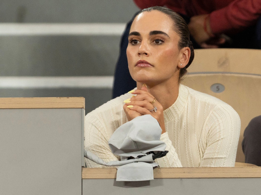 Maria Mateas verfolgt ein Match bei den French Open aus der Players Box.