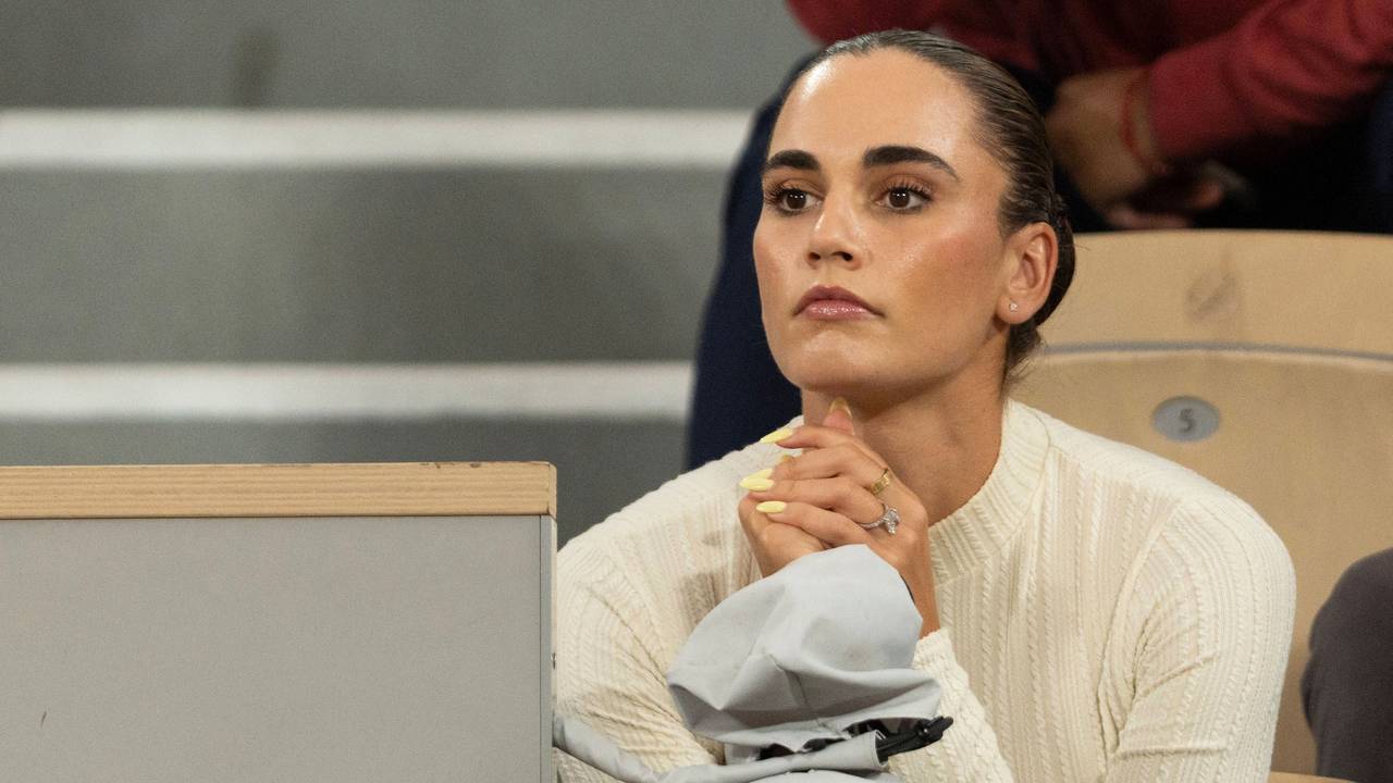 Maria Mateas verfolgt ein Match bei den French Open aus der Players Box.