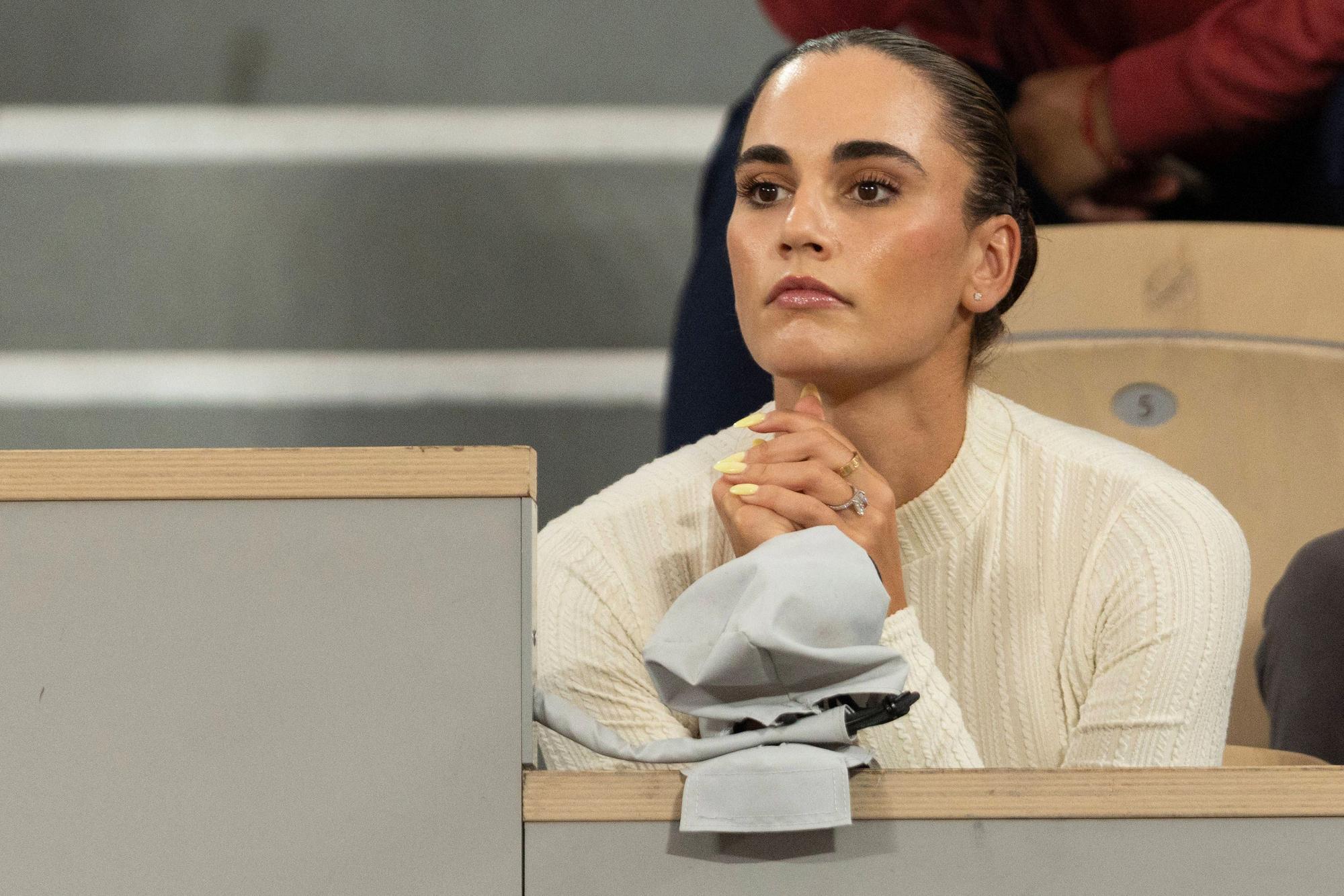 Maria Mateas verfolgt ein Match bei den French Open aus der Players Box.