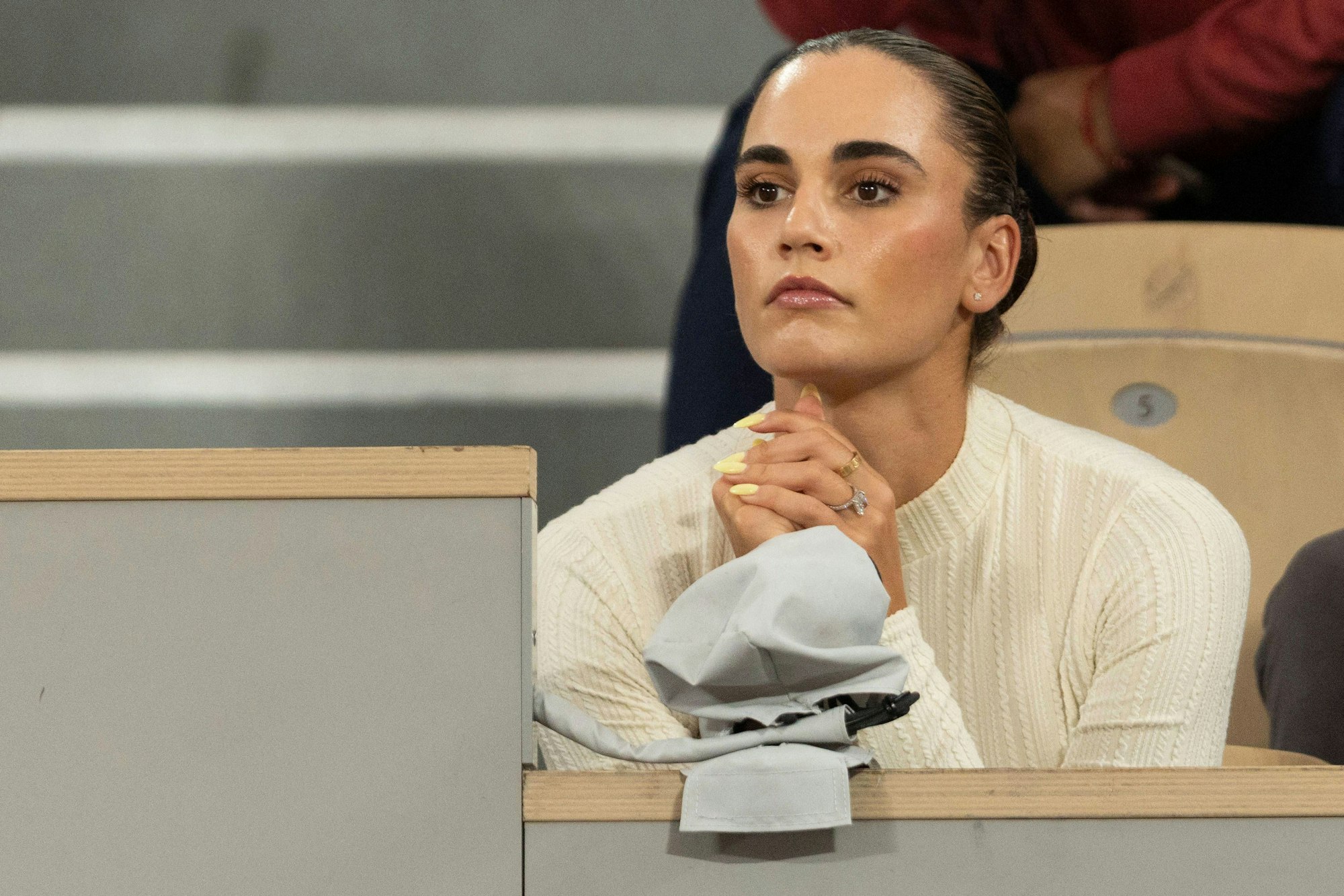 Maria Mateas verfolgt ein Match bei den French Open aus der Players Box.