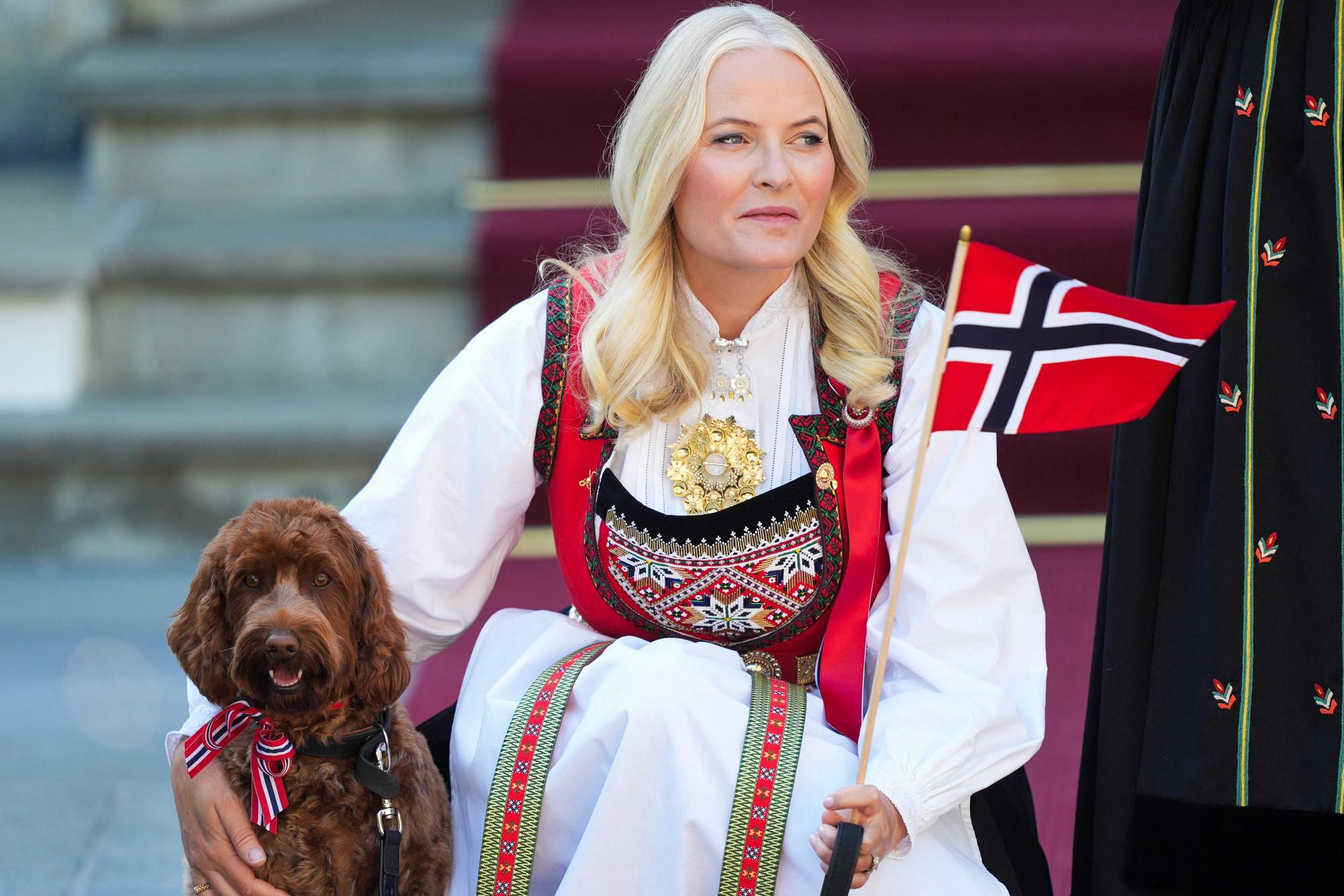 Mette-Marit mit Hund und Norwegen-Fahne.
