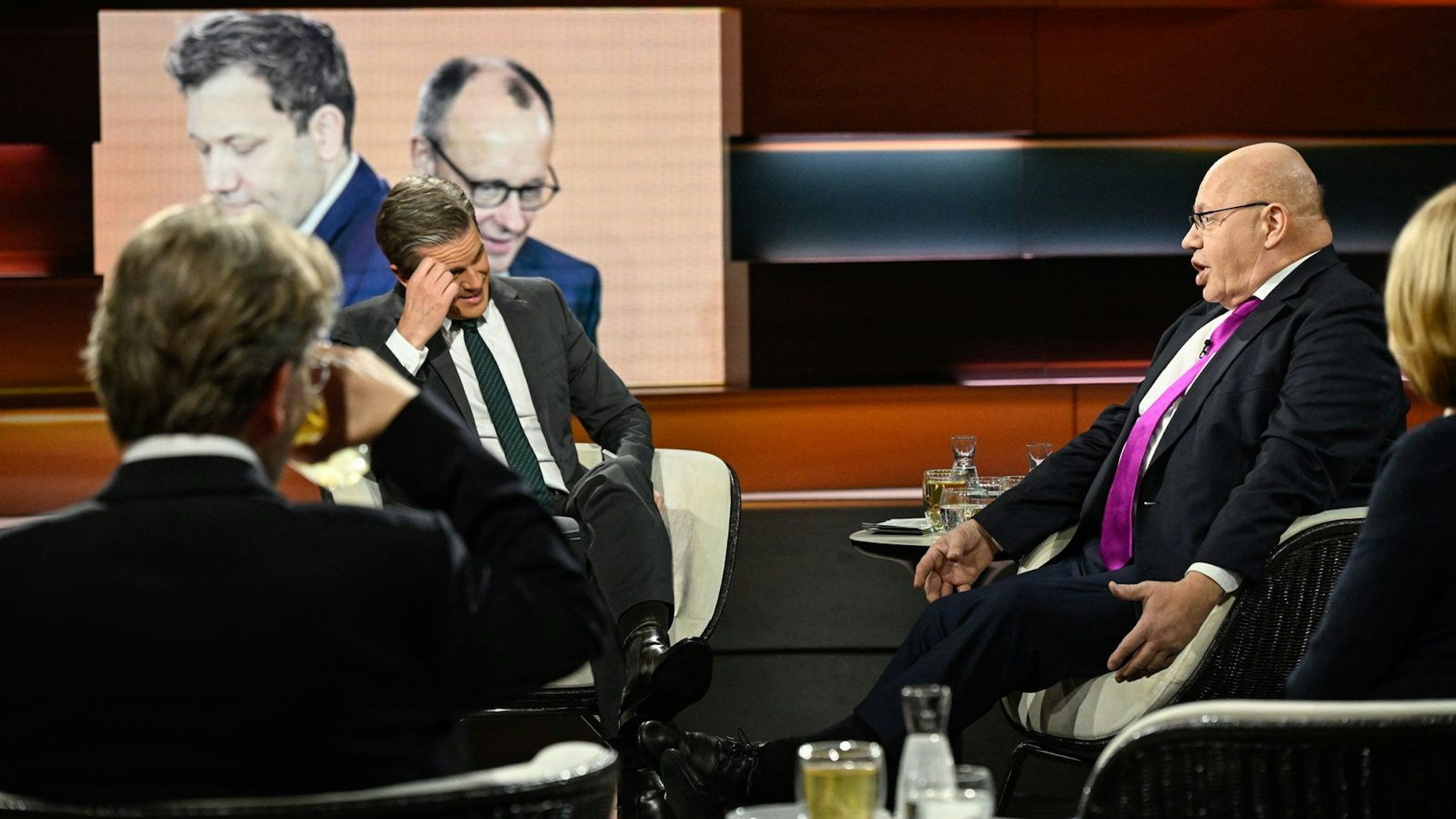 ZDF-Moderator Markus Lanz war sprachlos, als es um die Lösungsansätze der aktuellen Regierung unter Friedrich Merz ging. (Bild: ZDF / Markus Hertrich)