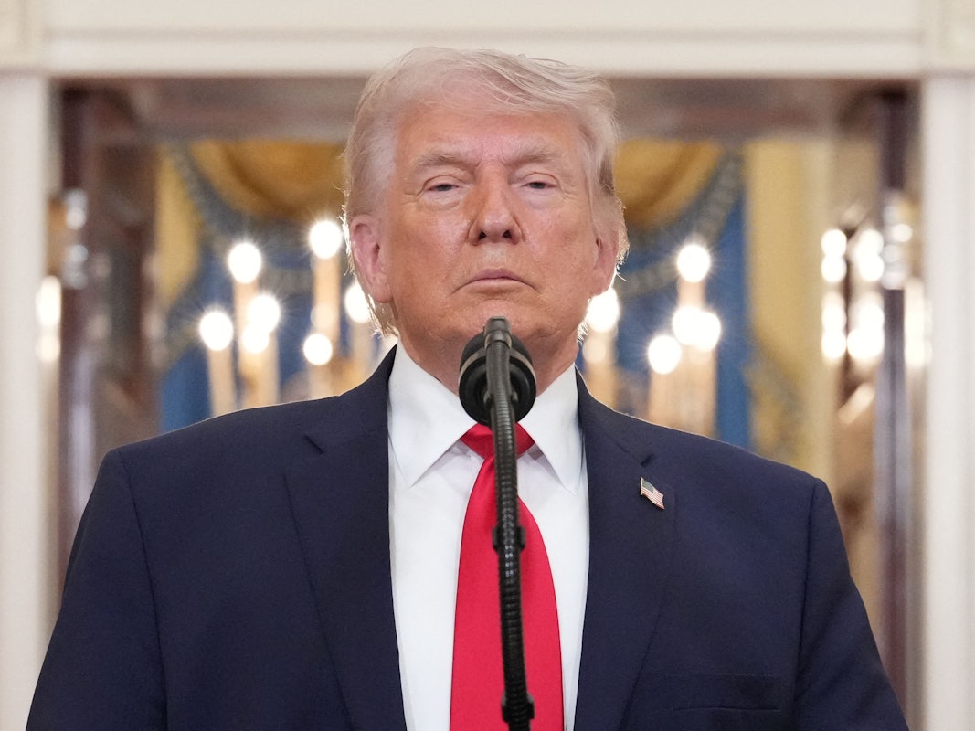 US-Präsident Donald Trump steht vor einem Mikrofon.