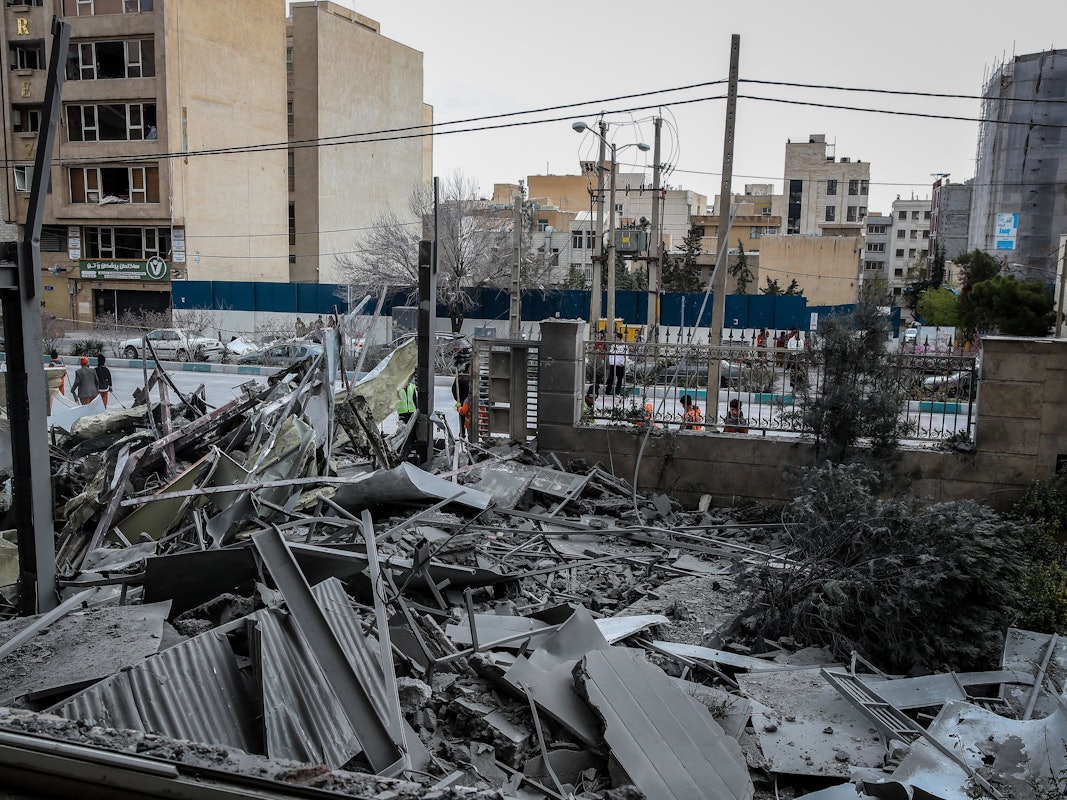 Ein Gebäude liegt in Trümmern.