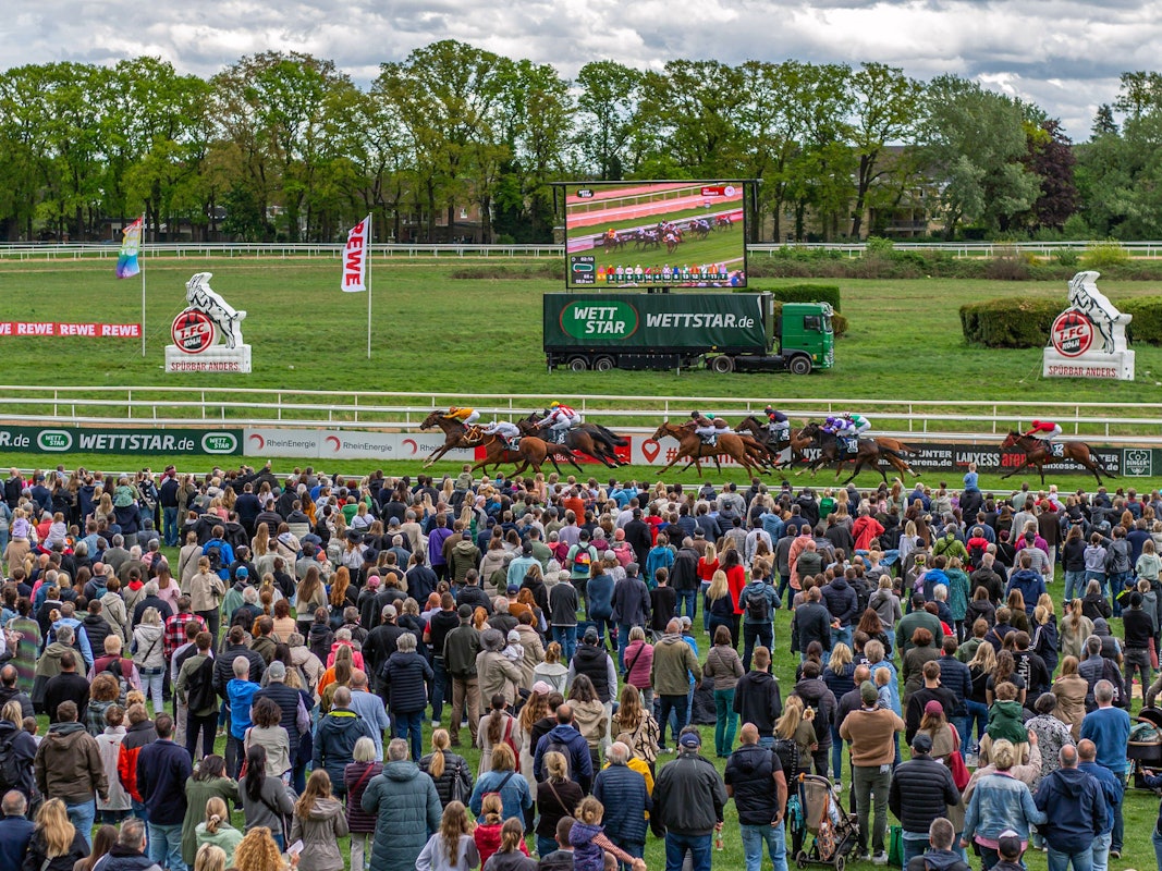 Zuschauer beim FC-Renntag verfolgen das Geschehen auf der Galopprennbahn in Köln-Weidenpesch.