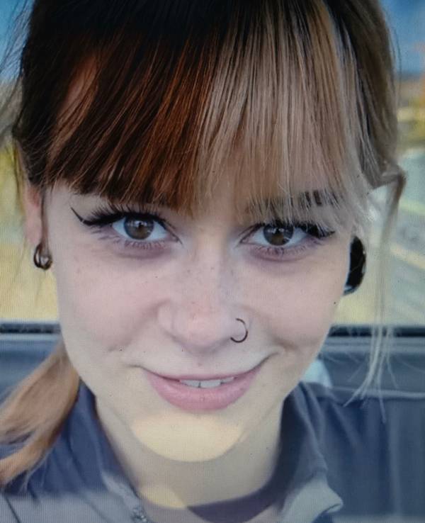 Sally Dinosaur lächelt bei dem Pornodreh in der Kölner Seilbahn in die Kamera.