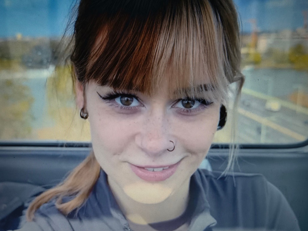 Sally Dinosaur lächelt bei dem Pornodreh in der Kölner Seilbahn in die Kamera.