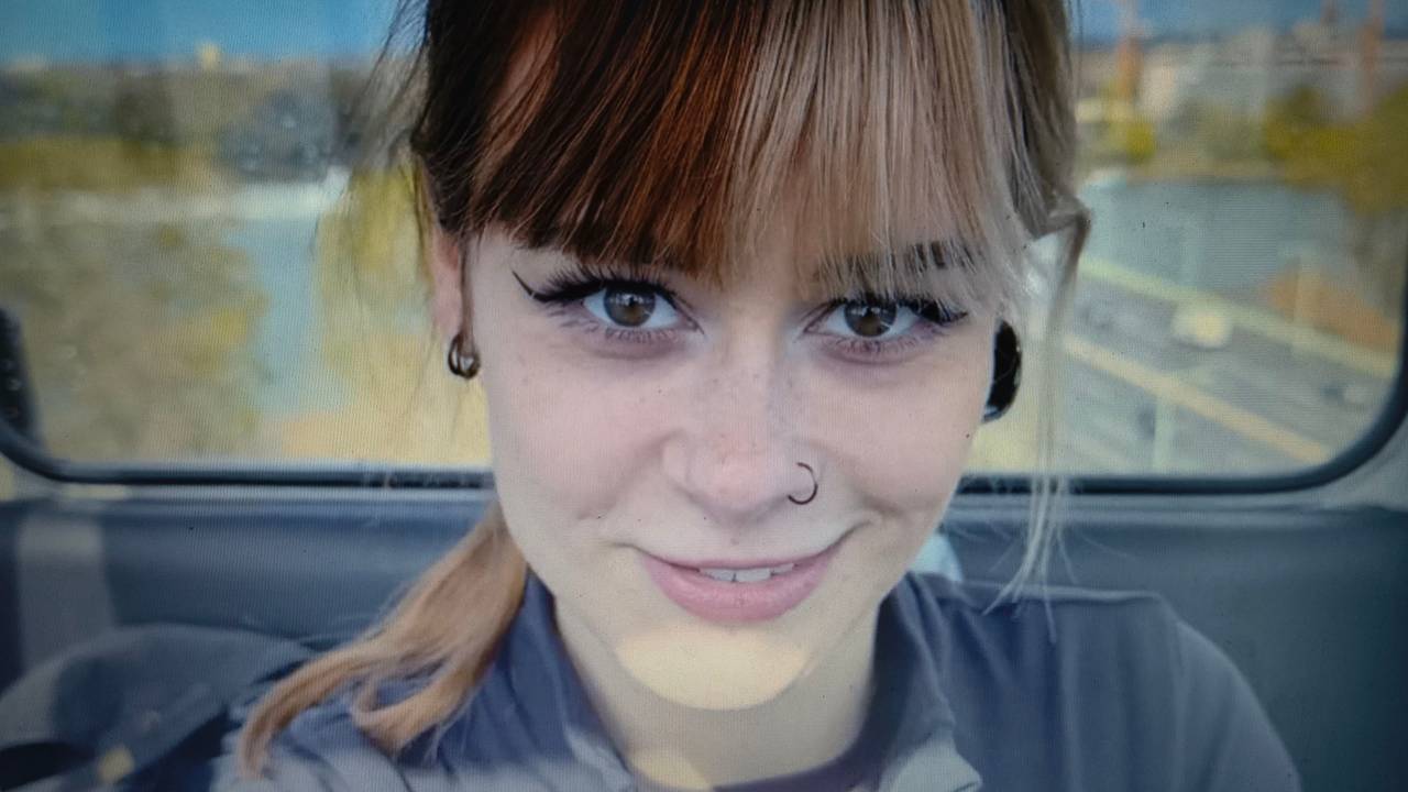 Sally Dinosaur lächelt bei dem Pornodreh in der Kölner Seilbahn in die Kamera.