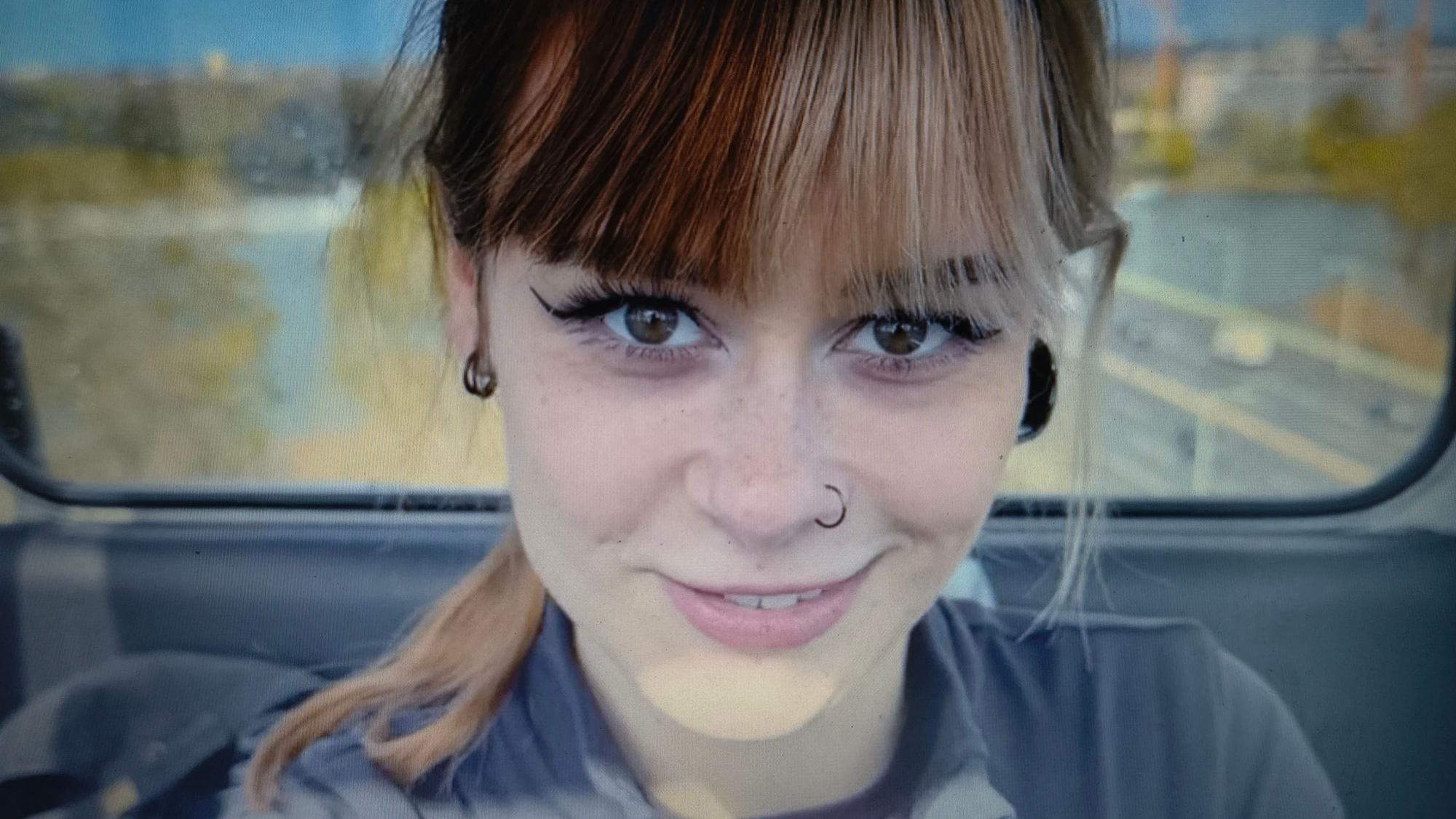 Sally Dinosaur lächelt bei dem Pornodreh in der Kölner Seilbahn in die Kamera.