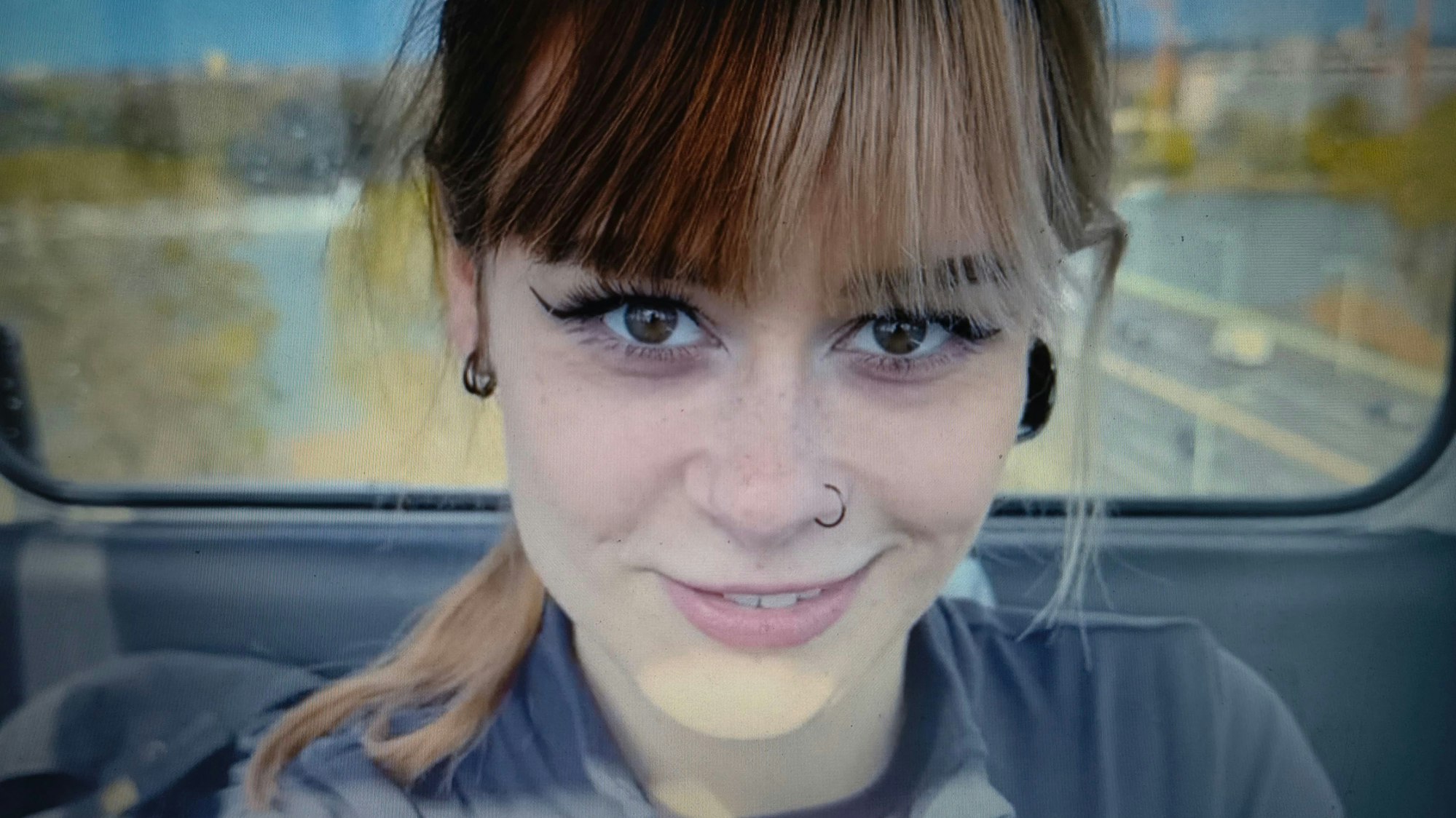 Sally Dinosaur lächelt bei dem Pornodreh in der Kölner Seilbahn in die Kamera.