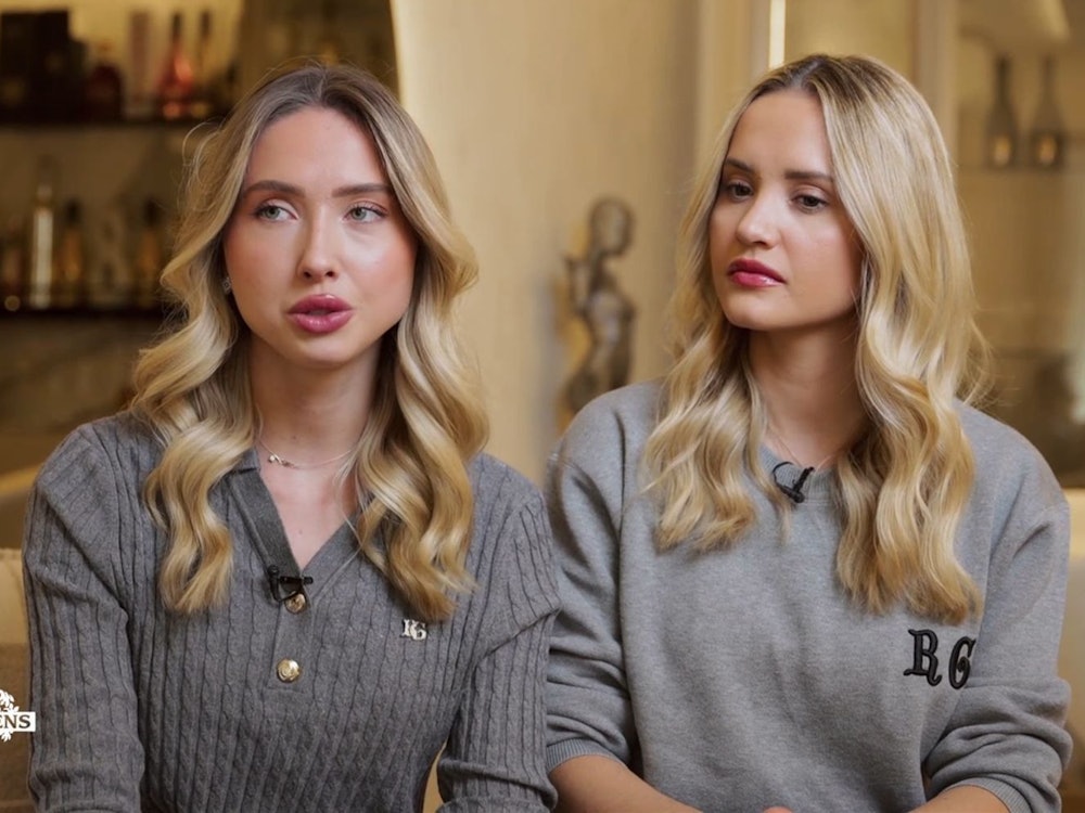 Müssen sich eine Standpauke von ihrer Mutter anhören: Shania und Davina Geiss. (Bild: RTLZWEI)