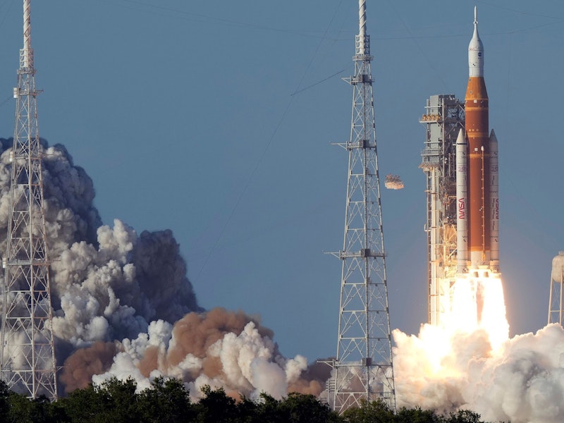 Die Artemis II-Mondrakete der NASA hebt von der Startrampe 39-B des Kennedy Space Center in Cape Canaveral, Florida, ab.