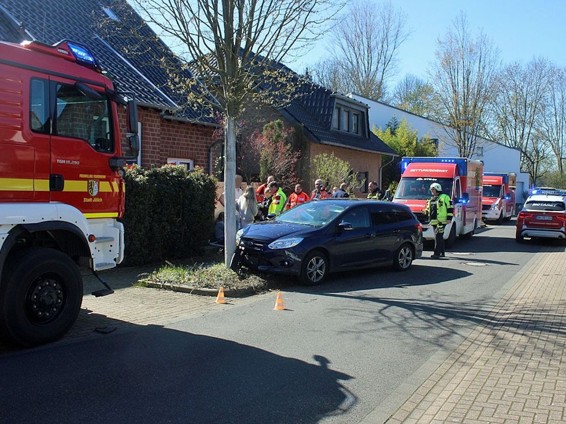 Kind bei Verkehrsunfall in Jülich leicht verletzt.