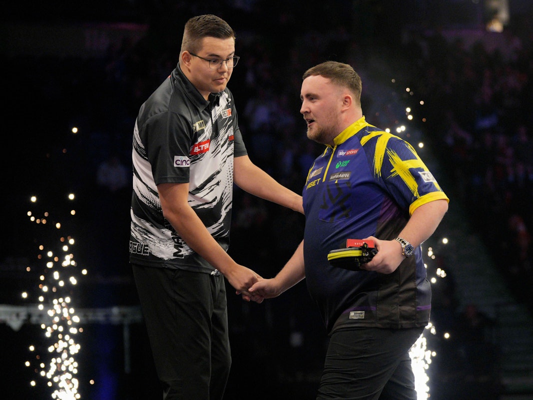 Luke Littler guckt Gian van Veen beim Handschlag nicht an.