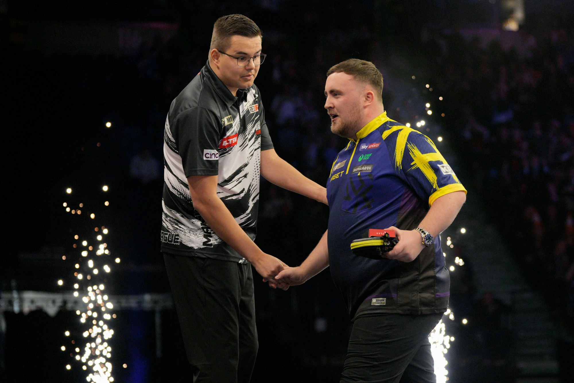 Luke Littler guckt Gian van Veen beim Handschlag nicht an.