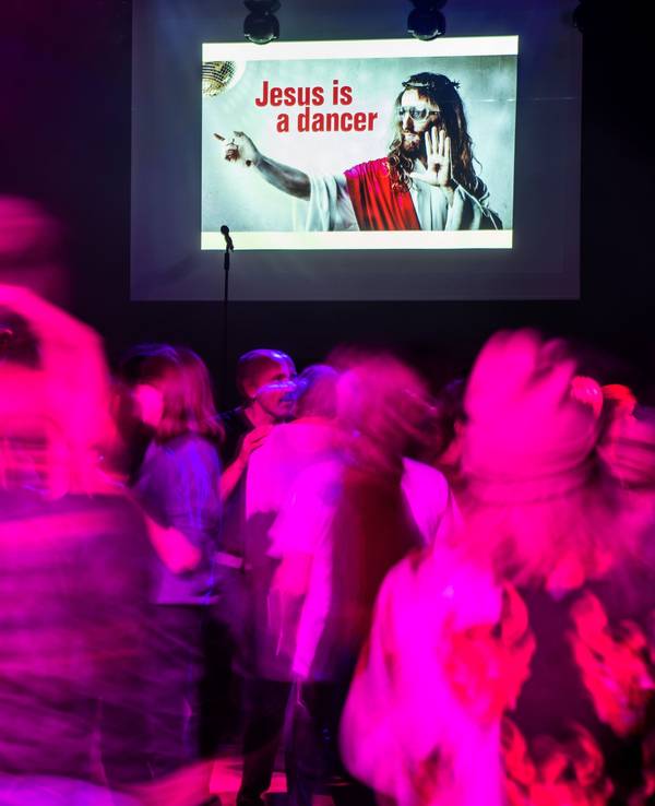 Archivfoto: Menschen tanzen trotz des Tanzverbots an Karfreitag 2023 in Stuttgart