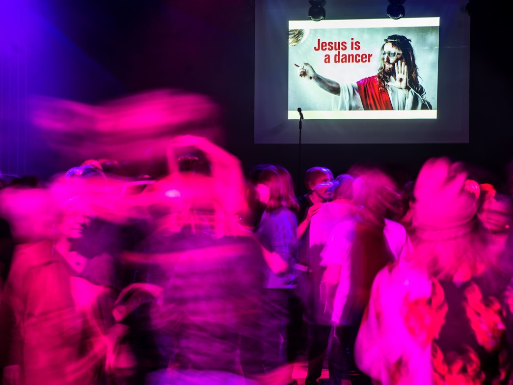 Archivfoto: Menschen tanzen trotz des Tanzverbots an Karfreitag 2023 in Stuttgart