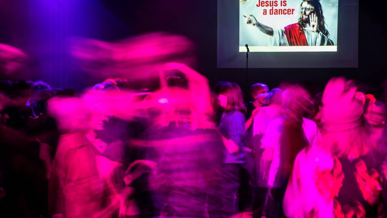 Archivfoto: Menschen tanzen trotz des Tanzverbots an Karfreitag 2023 in Stuttgart