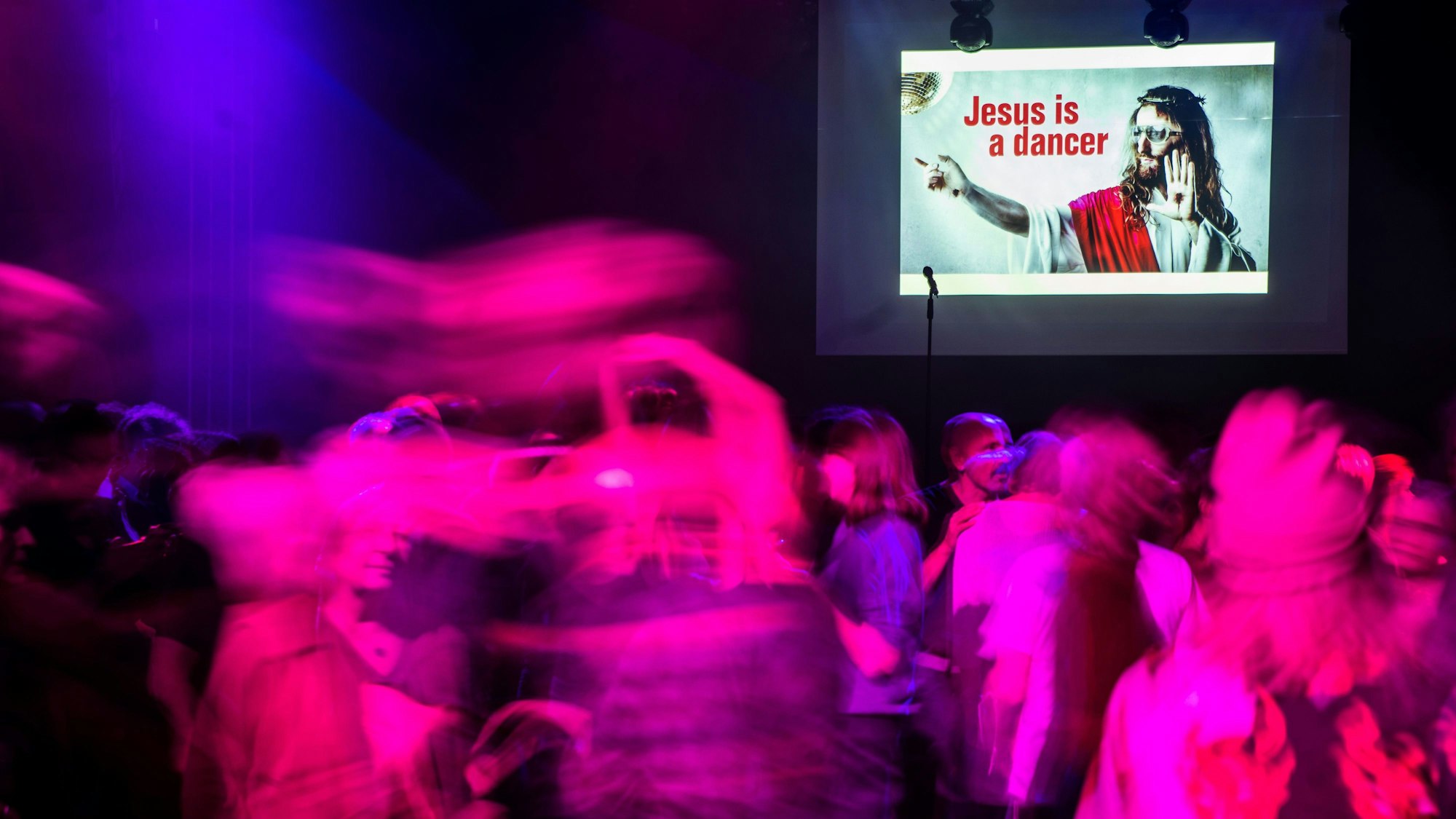 Archivfoto: Menschen tanzen trotz des Tanzverbots an Karfreitag 2023 in Stuttgart