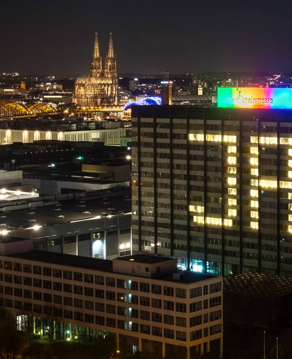 Olympiabewerbung Messehochhaus Schriftzug "JA" Fensterbeleuchtung