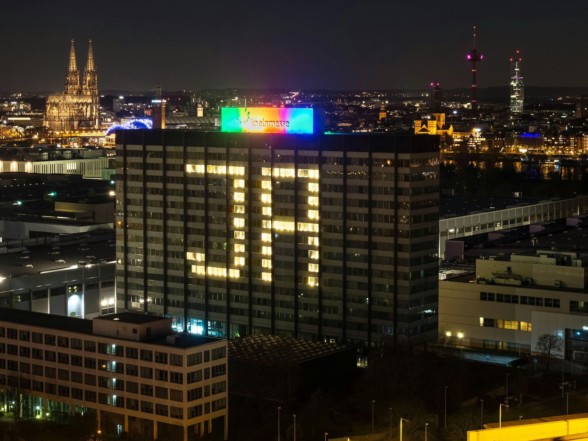 Olympiabewerbung Messehochhaus Schriftzug "JA" Fensterbeleuchtung