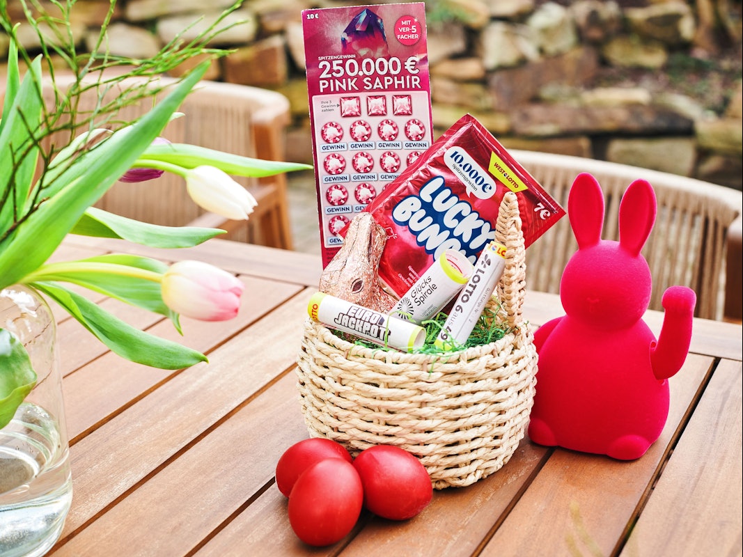 Für neue Chancen kann man auch beim Eiersuchen sorgen, denn im Osterkörbchen ist Platz für viel Glück: Zum Beispiel mit Spielquittungen für LOTTO 6aus49, Eurojackpot oder die GlücksSpirale. Ebenfalls passend: Rubbellose wie „Pink Saphir“ oder „Lucky Bunch“.