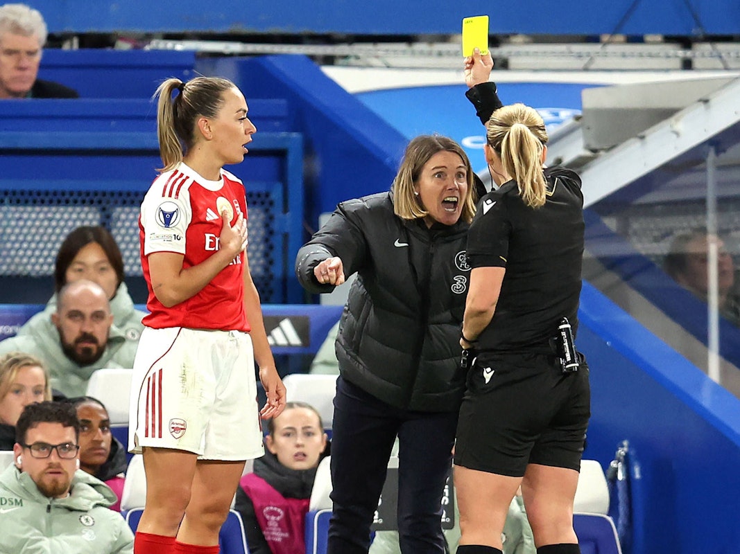 Sonia Bompastor sieht Gelb und schreit die Schiedsrichterin an.
