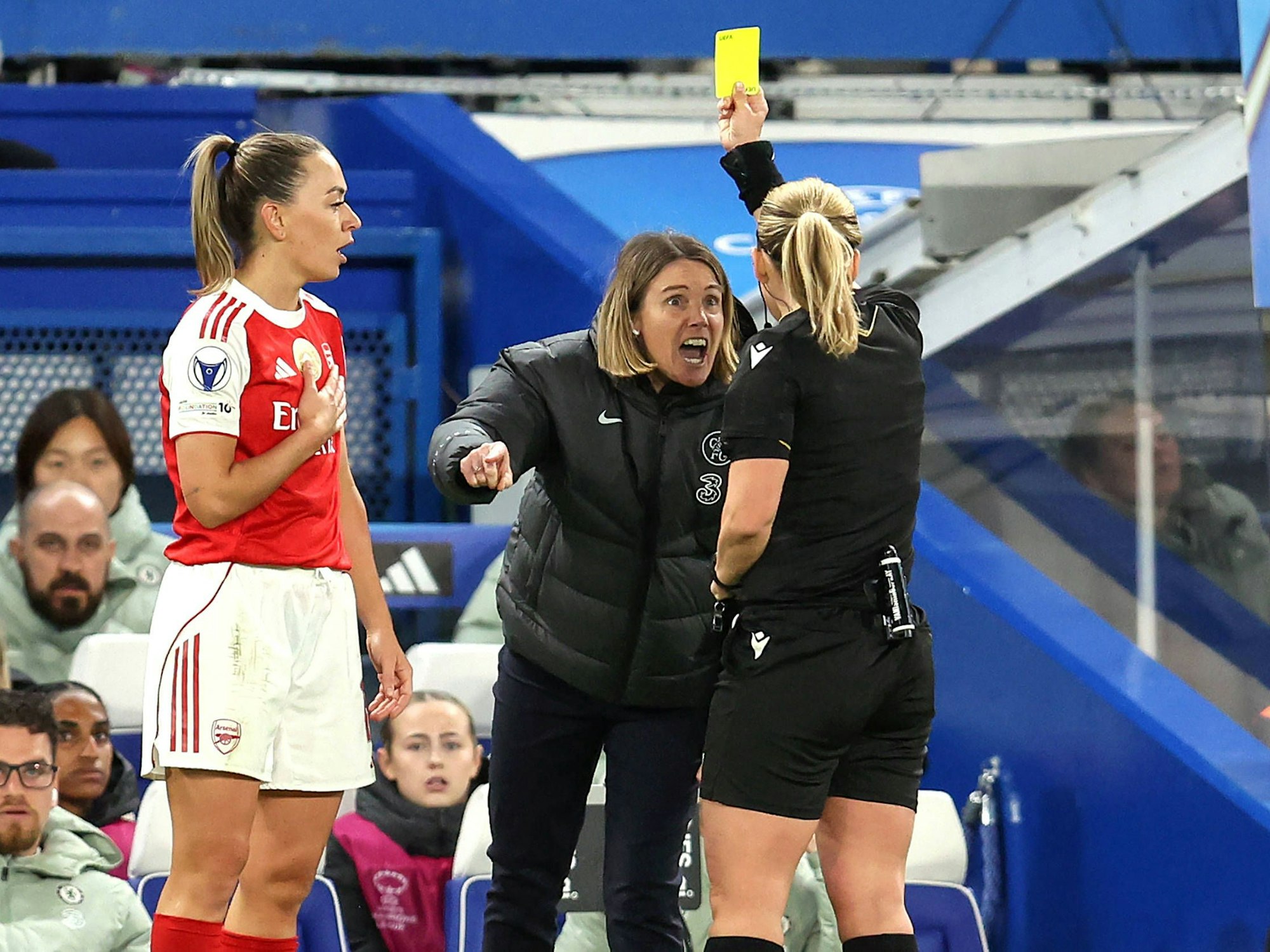 Sonia Bompastor sieht Gelb und schreit die Schiedsrichterin an.