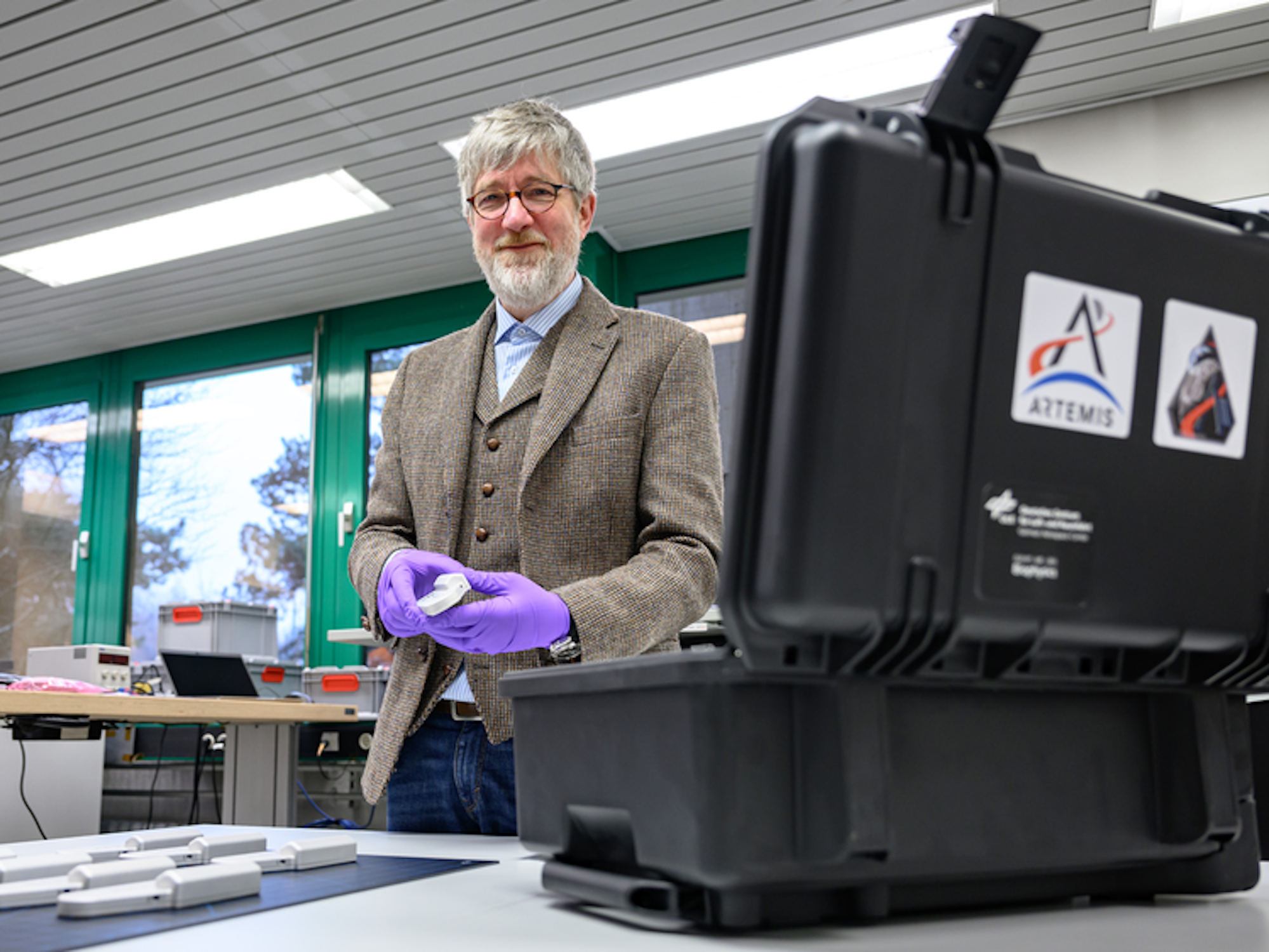 Thomas Berger, Leiter der Strahlenbiologie am DLR-Institut für Luft- und Raumfahrtmedizin mit den Strahlendetektoren, von denen vier auf der Artemis II mitfliegen.