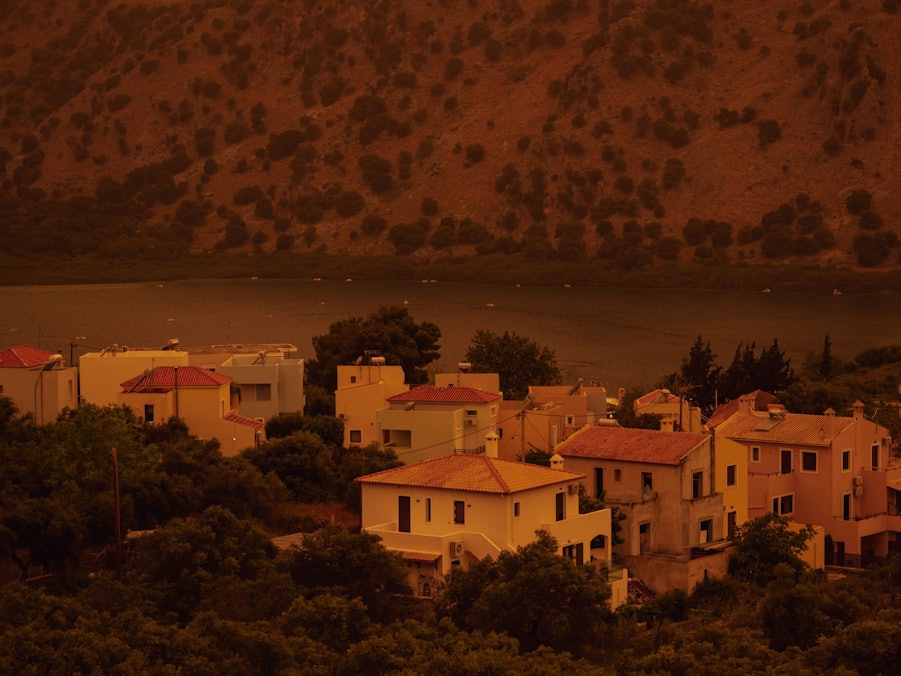 Saharastaub über See und Häusern