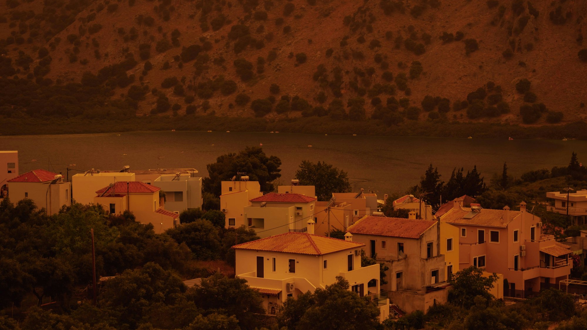 Saharastaub über See und Häusern