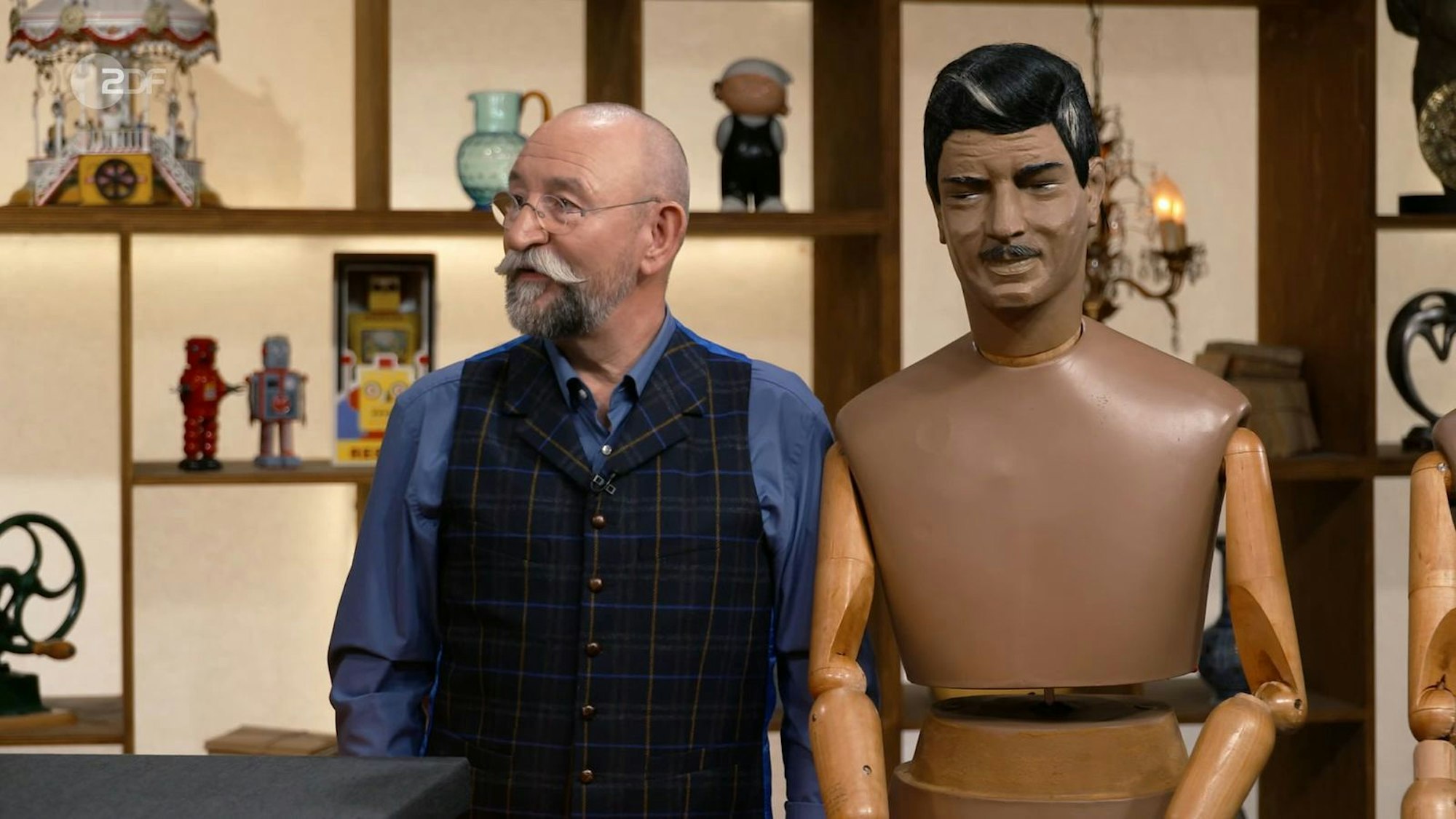 Horst Lichter erkannte eine Ähnlichkeit der Puppe zur Hollywood-Ikone Clark Gable. (Bild: ZDF)