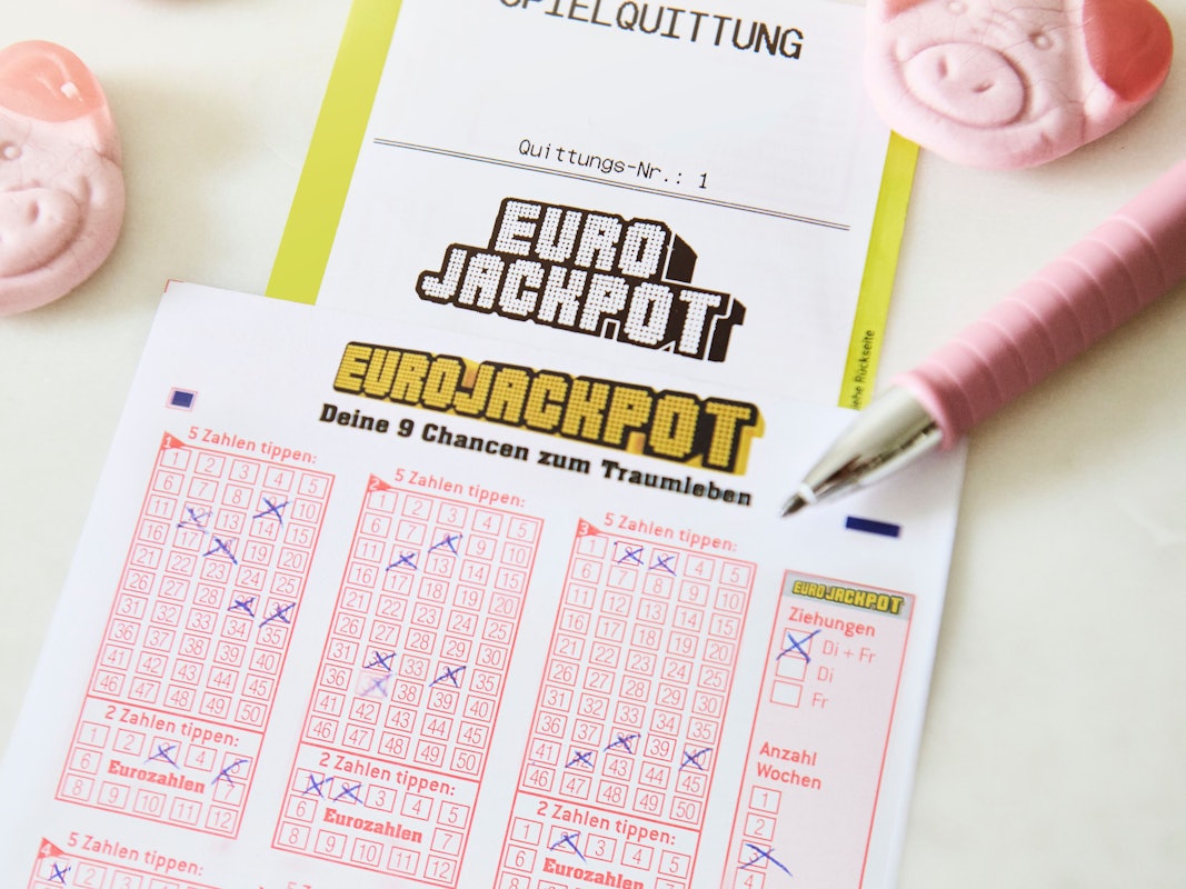 Ein ausgefüllter Eurojackpot Spielschein liegt auf einem Tisch.