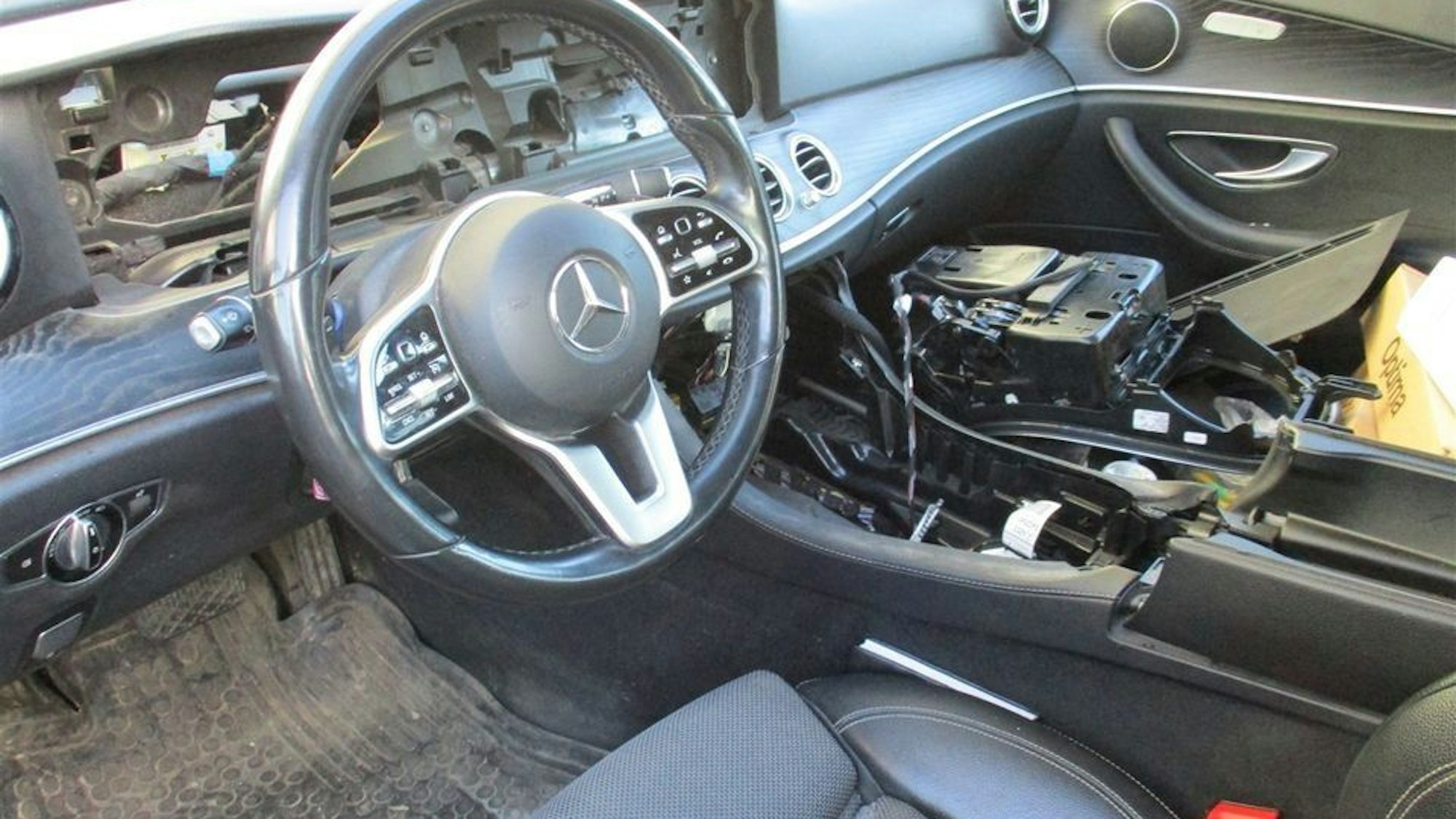 Aufgebrochener Mercedes in Odenthal.